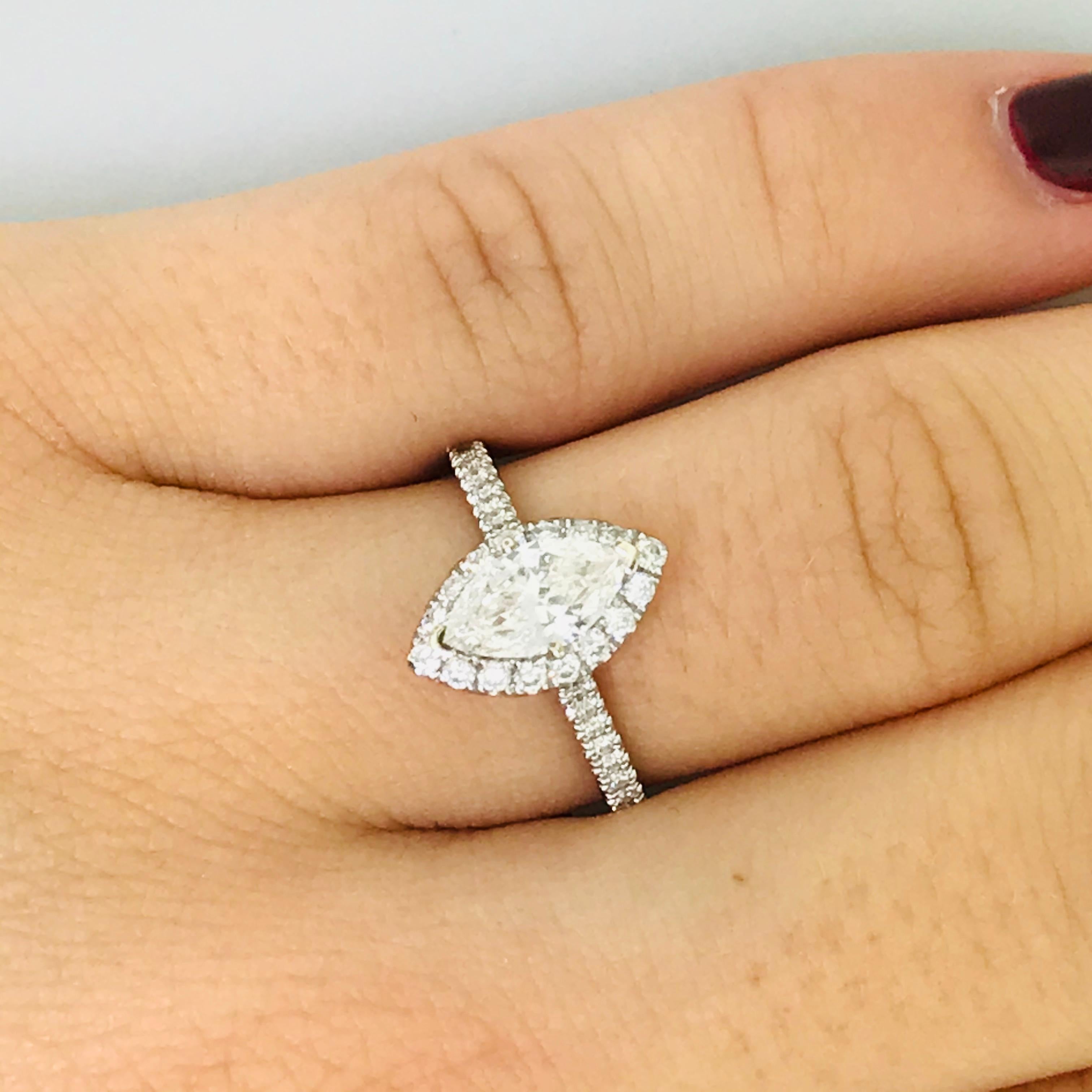 1,00 Karat Marquise-Diamant und Diamant-Halo-Verlobungsring mit Diamantband (Marquiseschliff) im Angebot