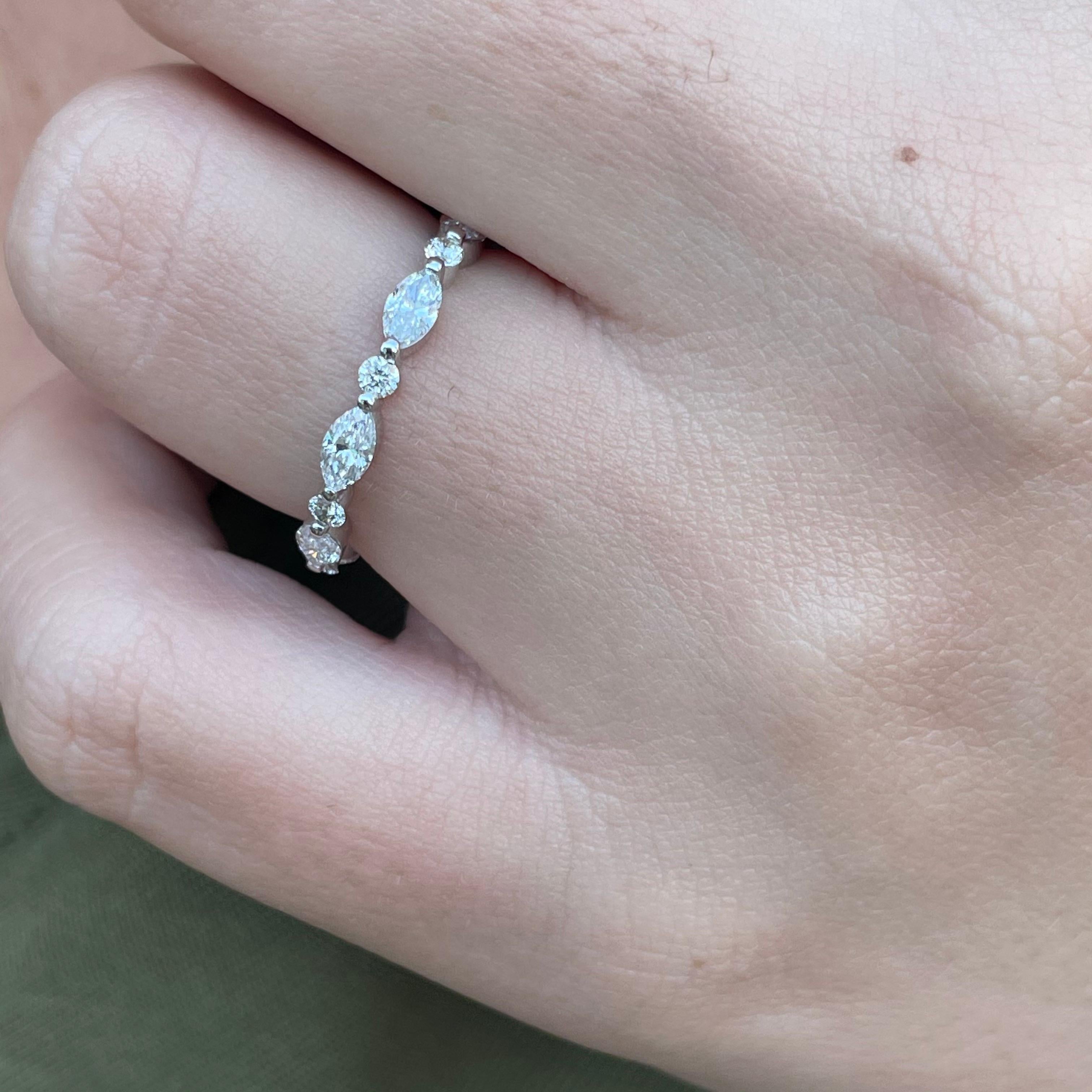 Im Angebot: Memory-Ehering aus 14 Karat Weißgold mit 1,00 Karat Diamant im Marquise- und Rundschliff () 3