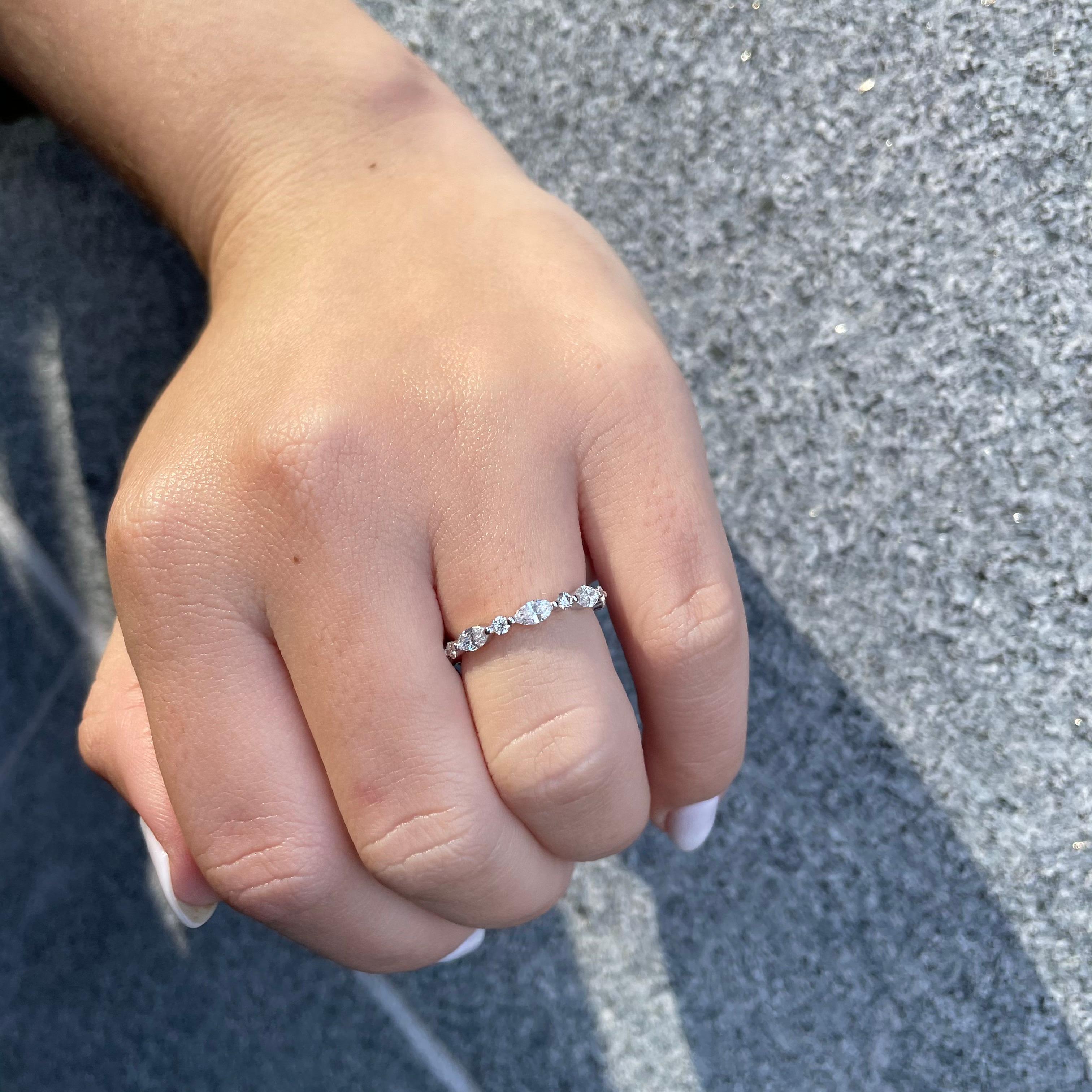 Im Angebot: Memory-Ehering aus 14 Karat Weißgold mit 1,00 Karat Diamant im Marquise- und Rundschliff () 4