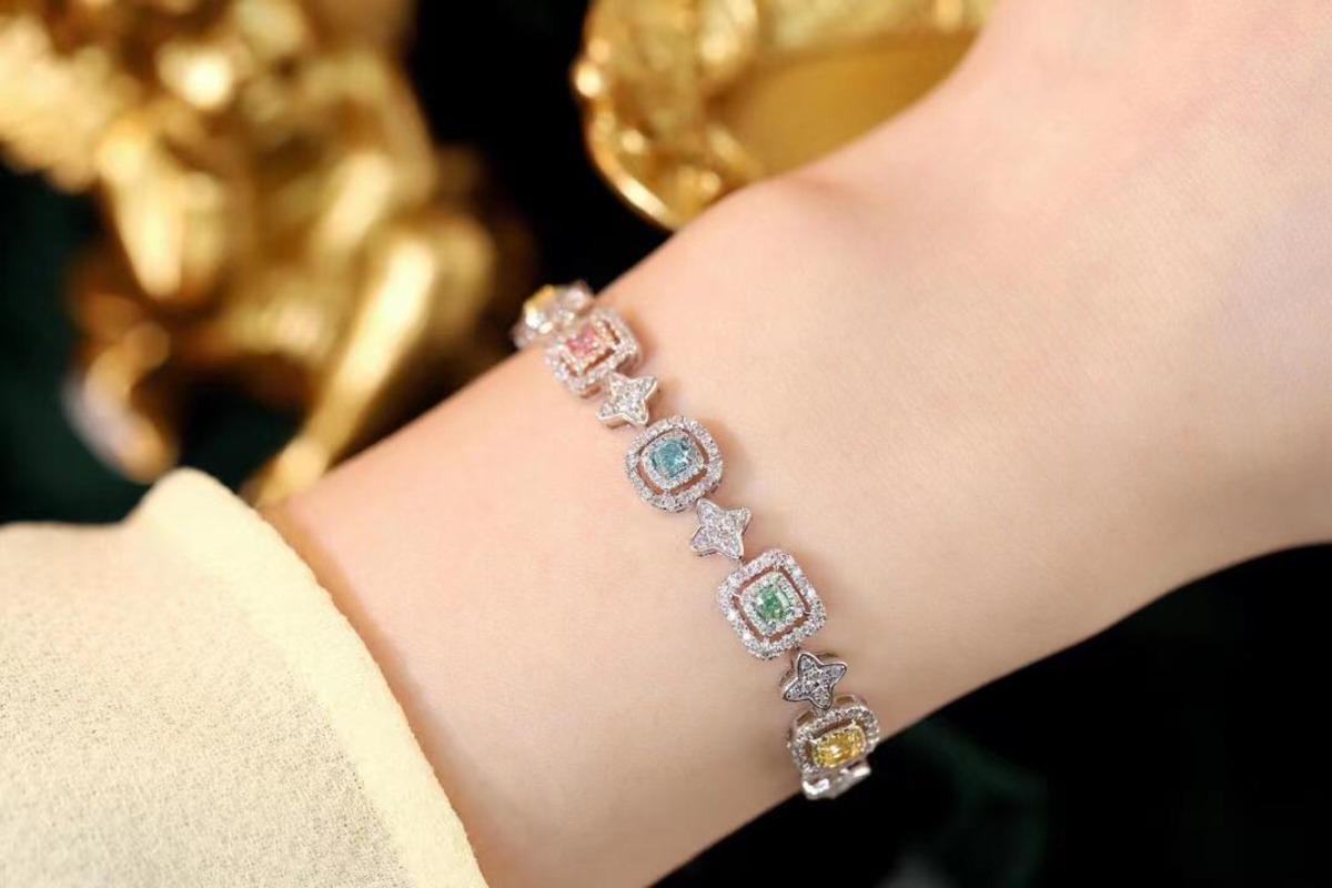 Pulsera de oro blanco de 18 quilates con diamantes
  
  Color y quilates del oro Oro blanco 18 quilates
  Peso: 6.35 gramos
  
  Set con-
  Tipo de piedra: Diamantes
  Forma: Cojín
  Quilate: 1,00 (05 uds.)
  Color: Mezcla de colores
  Claridad: -
 