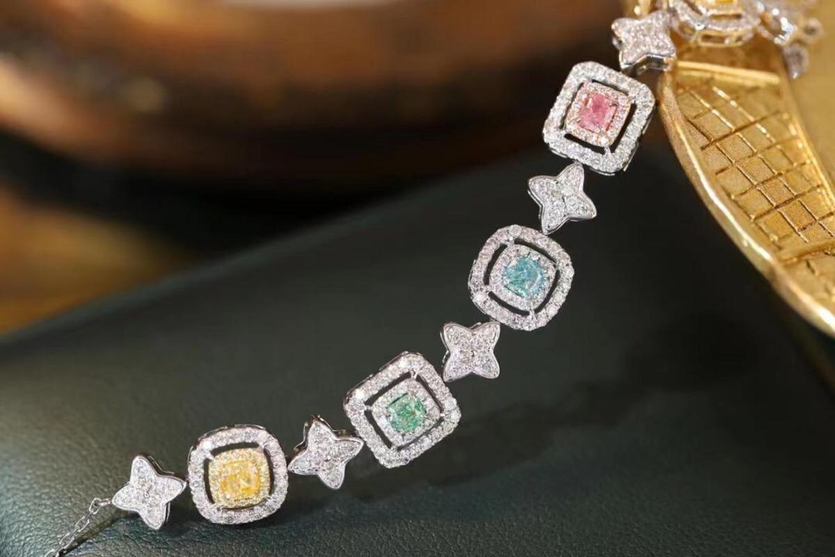 Pulsera de diamantes de mezcla de colores de 1,00 quilates en Nuevo estado para la venta en บางรัก, TH