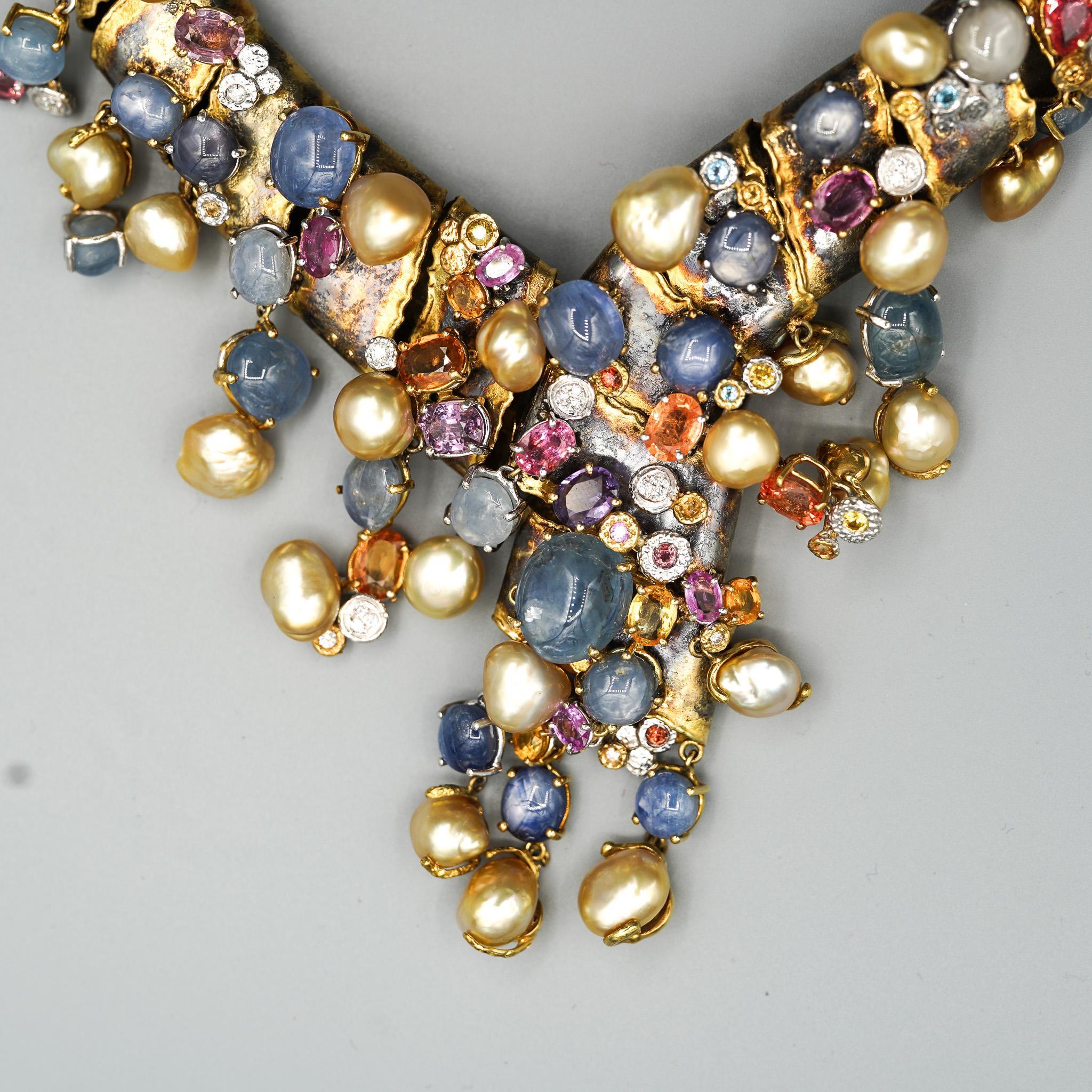 Un collier d'avant-garde saisissant, méticuleusement réalisé en or jaune 18 carats, mettant en valeur plus de 100 carats de pierres précieuses de couleurs mélangées. Des étoiles cabochons, des saphirs à facettes et des perles dorées baroques. La