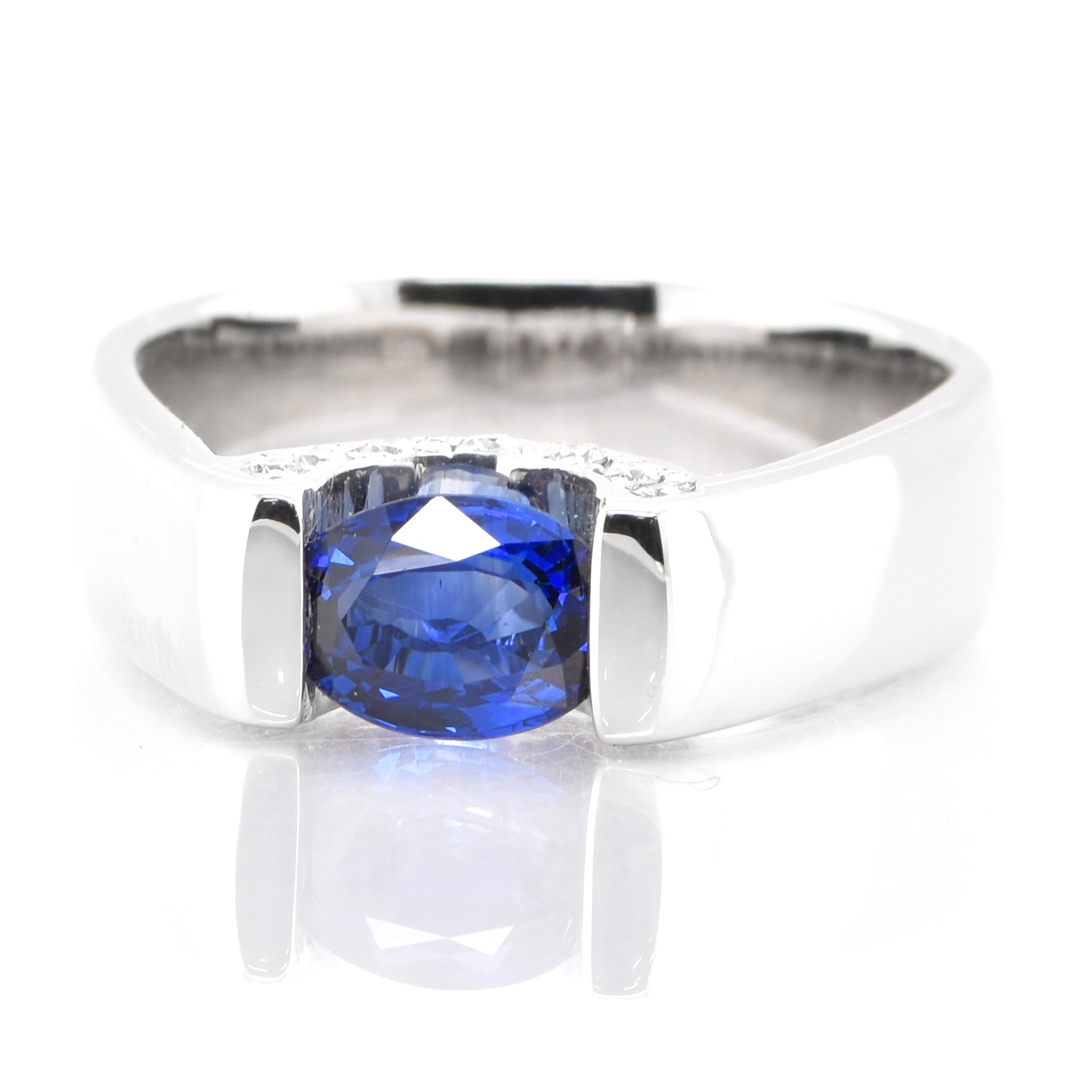 Ein wunderschöner Ring mit 1,00 Karat, natürlichem Saphir und 0,14 Karat Diamanten in Platin gefasst. Saphire haben eine außergewöhnliche Haltbarkeit - sie zeichnen sich durch Härte, Zähigkeit und Beständigkeit aus, was sie zu einem sehr beliebten