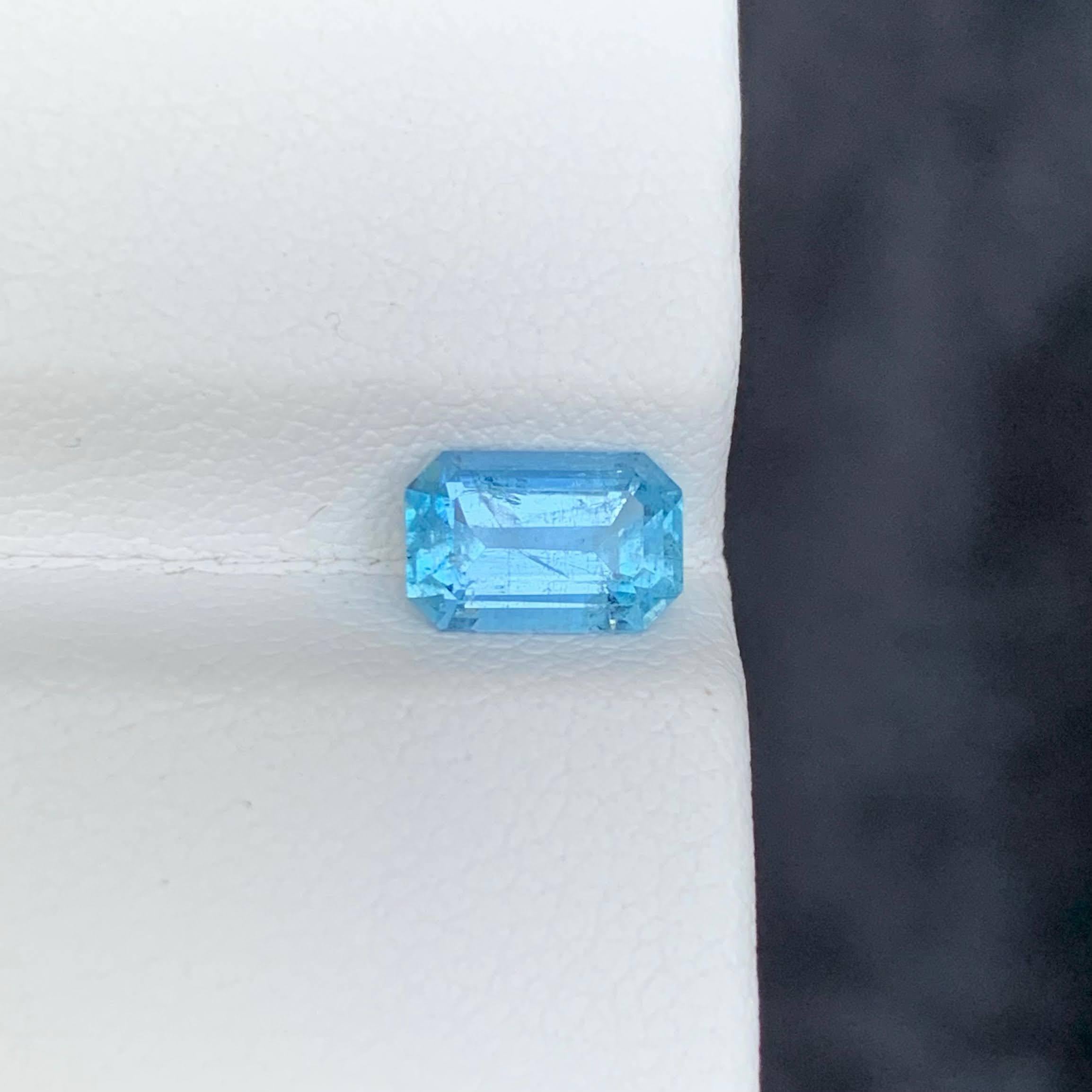 Gewicht 1,00 Karat 
Abmessungen 7,5x4,9x3,9mm
Behandlung Keine 
Herkunft Vietnam 
Klarheit SI
Form Schliff Smaragd 





Dieser 1,00 Karat schwere, natürliche, lose blaue Aquamarinstein aus Vietnam hat einen schlanken Smaragdschliff, der seine