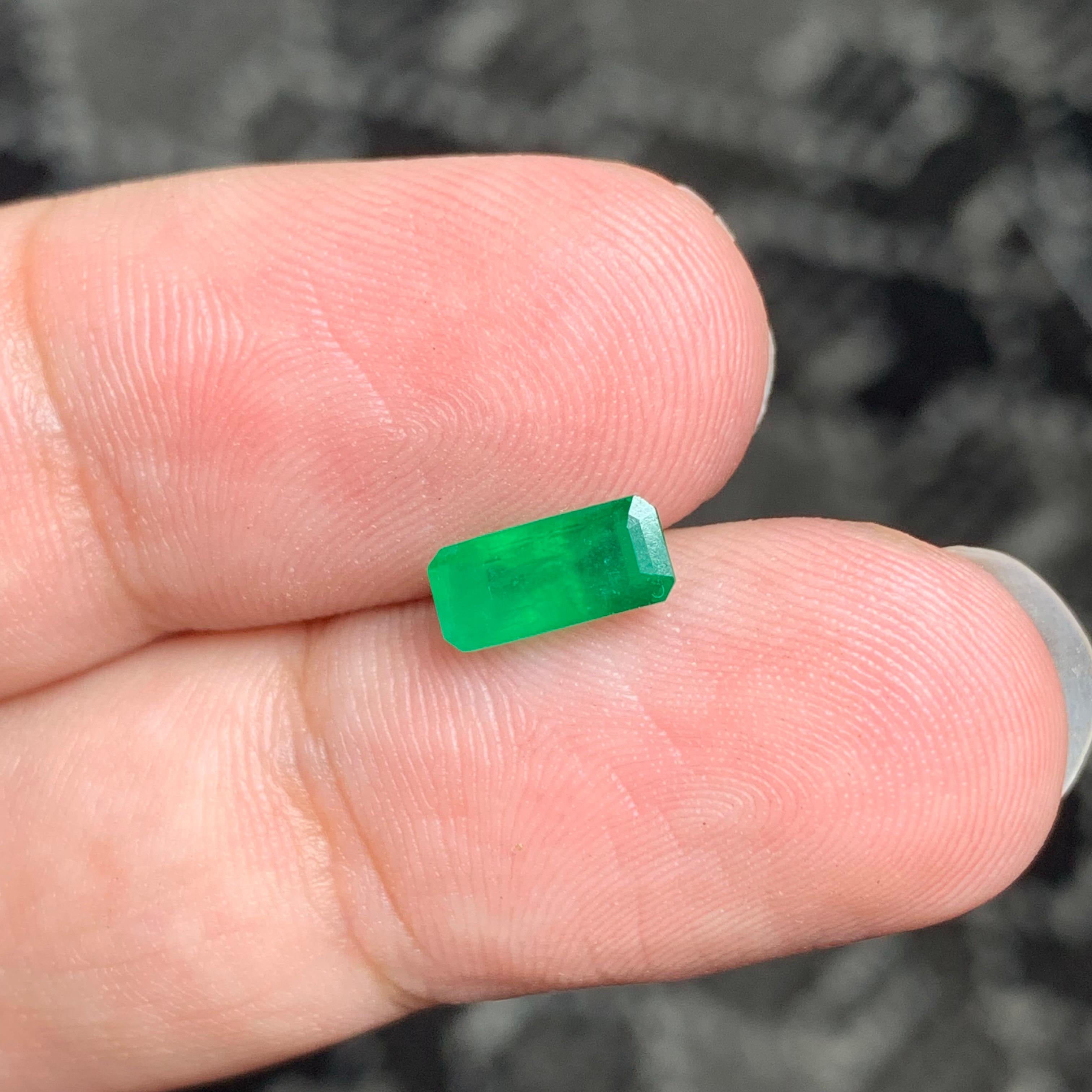 Arts and Crafts 1.00 Carat Natural Loose Emerald Gemstone From Swat Valley, Pakistan For Sale