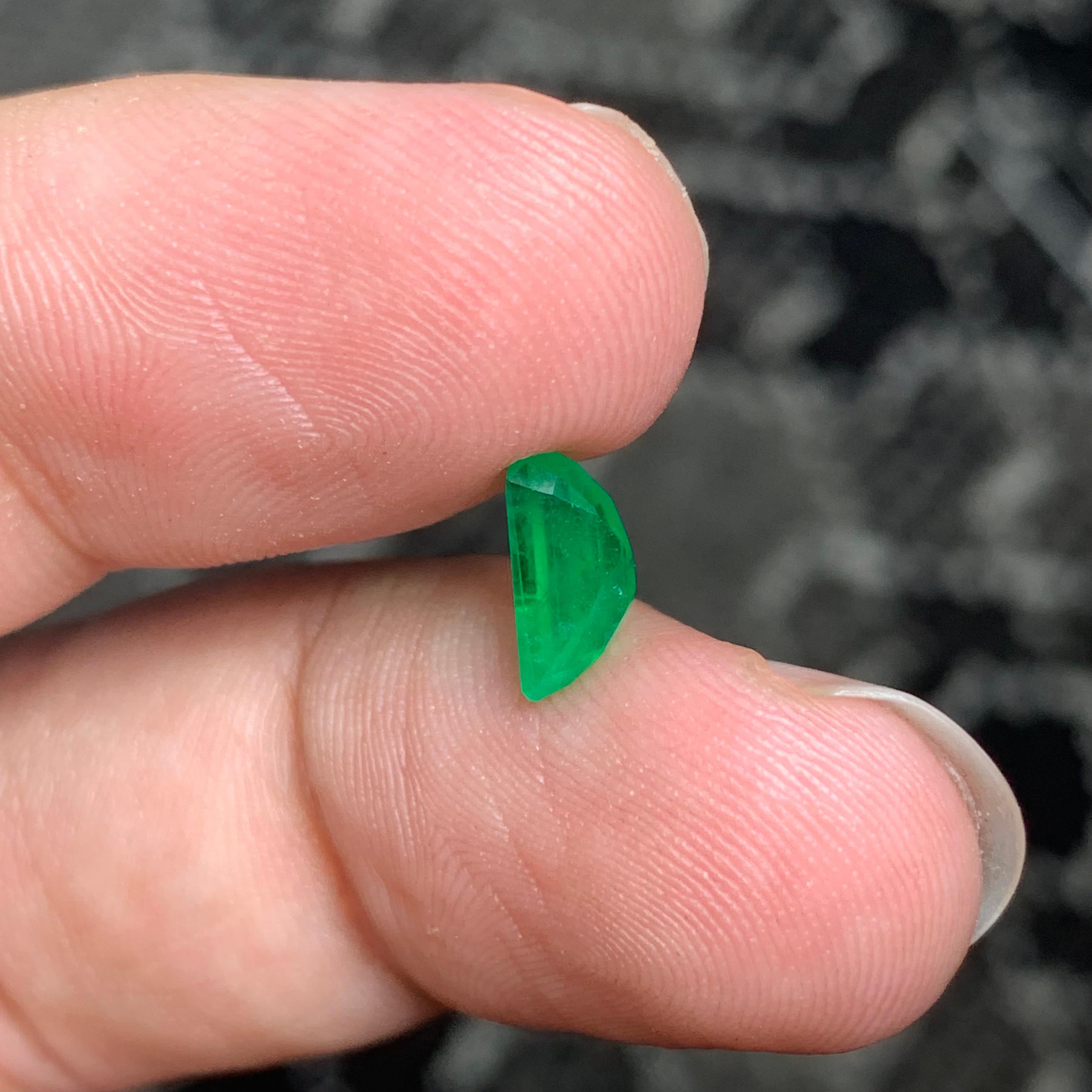 1.00 Carat Natural Loose Emerald Gemstone From Swat Valley, Pakistan In New Condition For Sale In Peshawar, PK