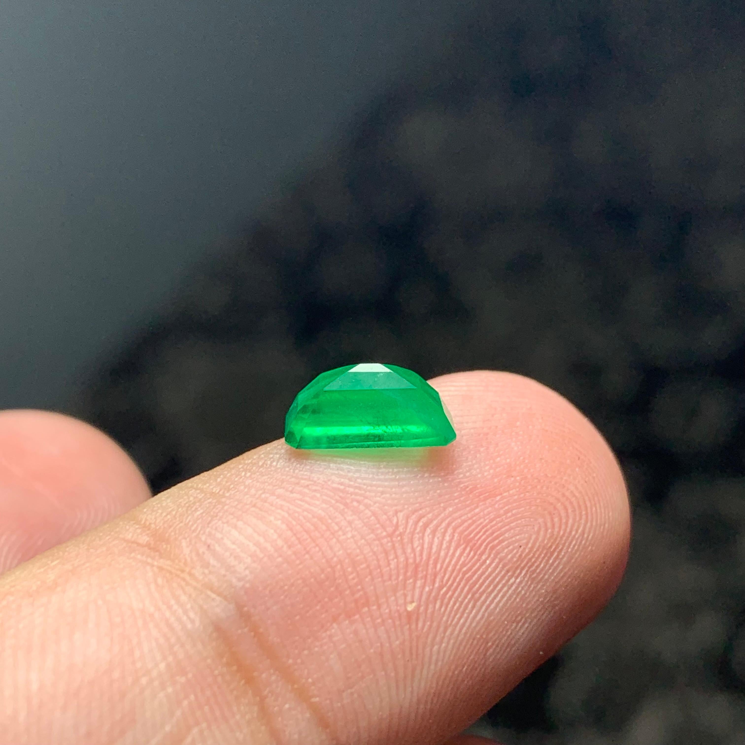 Women's or Men's 1.00 Carat Natural Loose Emerald Gemstone From Swat Valley, Pakistan For Sale