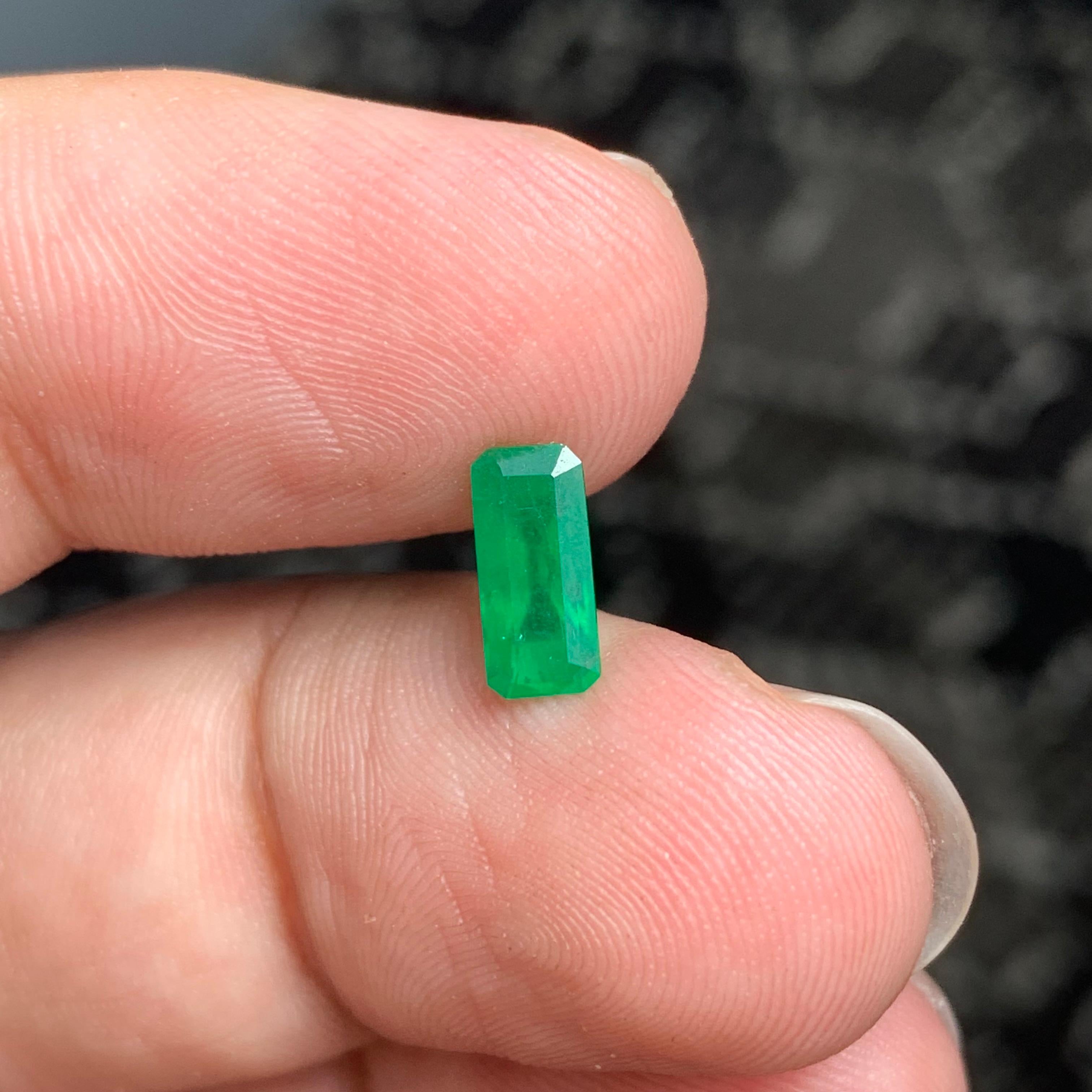 1.00 Carat Natural Loose Emerald Gemstone From Swat Valley, Pakistan For Sale 1