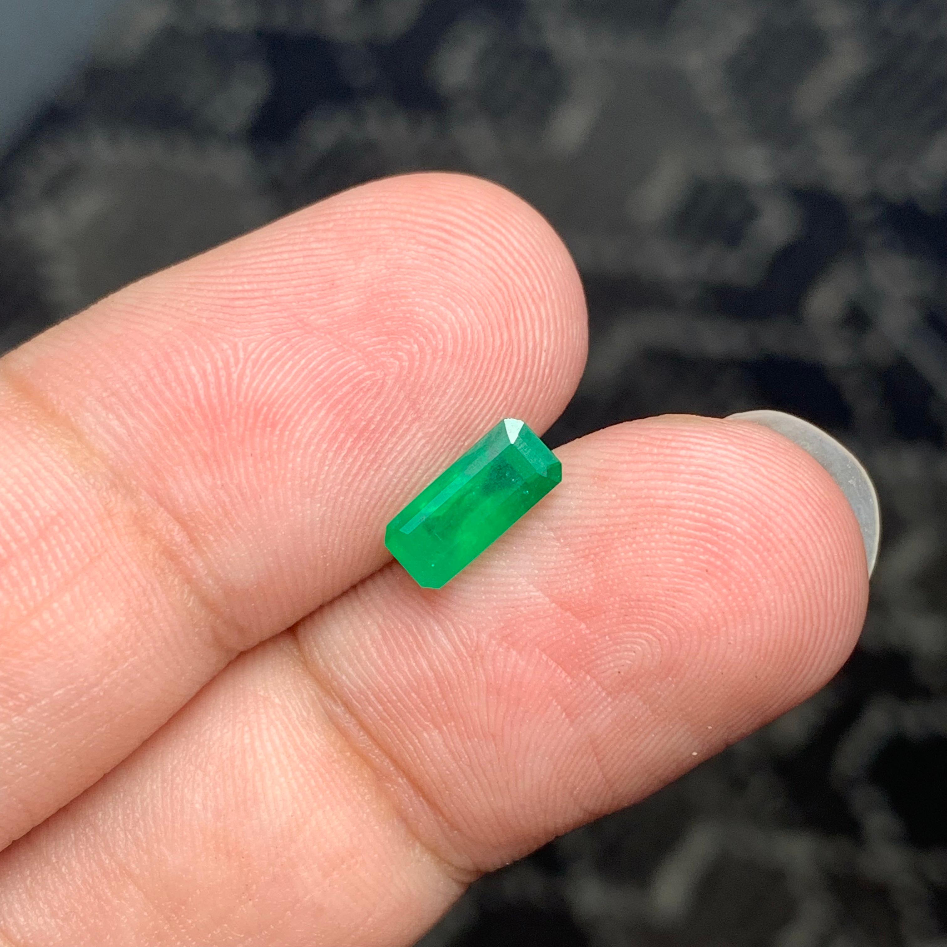 1.00 Carat Natural Loose Emerald Gemstone From Swat Valley, Pakistan For Sale 2