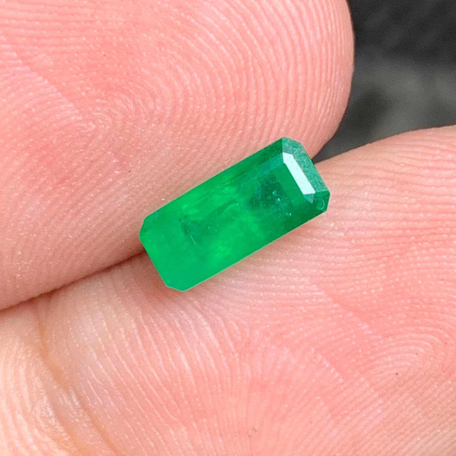 1.00 Carat Natural Loose Emerald Gemstone From Swat Valley, Pakistan For Sale 3
