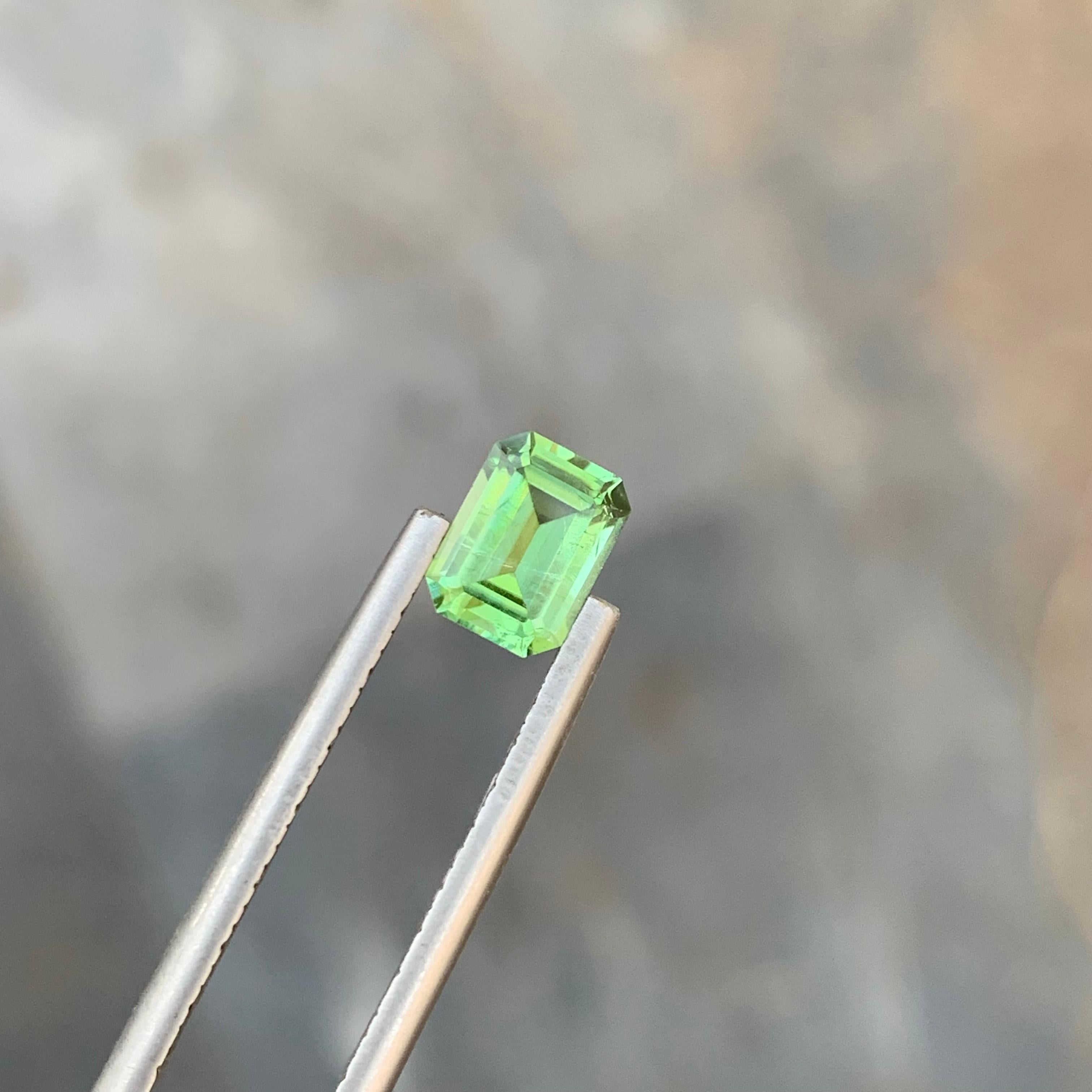 Tourmaline verte naturelle non sertie de 1,00 carat en forme d'émeraude pour la fabrication de bijoux en vente 4