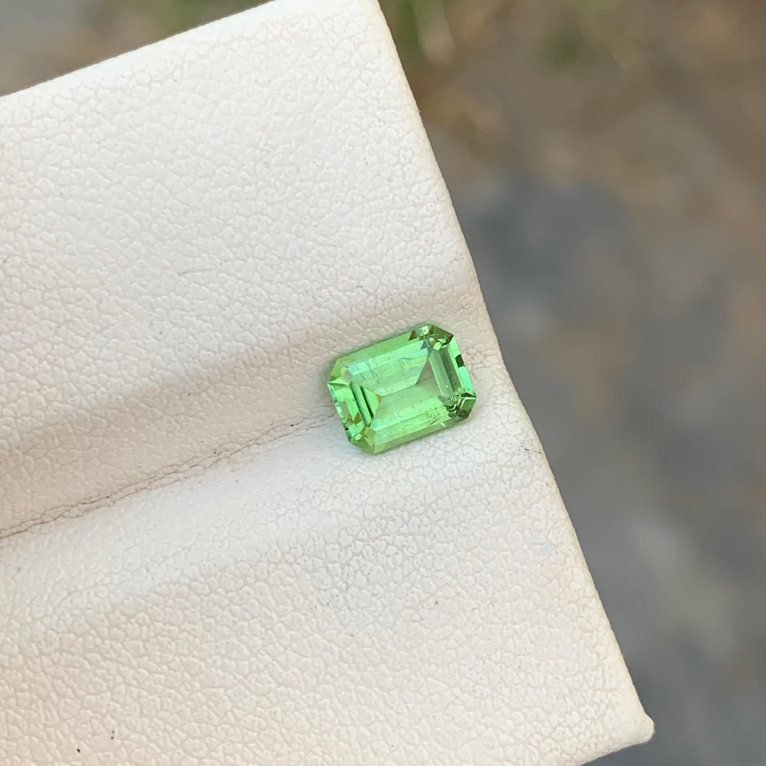 Taille émeraude Tourmaline verte naturelle non sertie de 1,00 carat en forme d'émeraude pour la fabrication de bijoux en vente