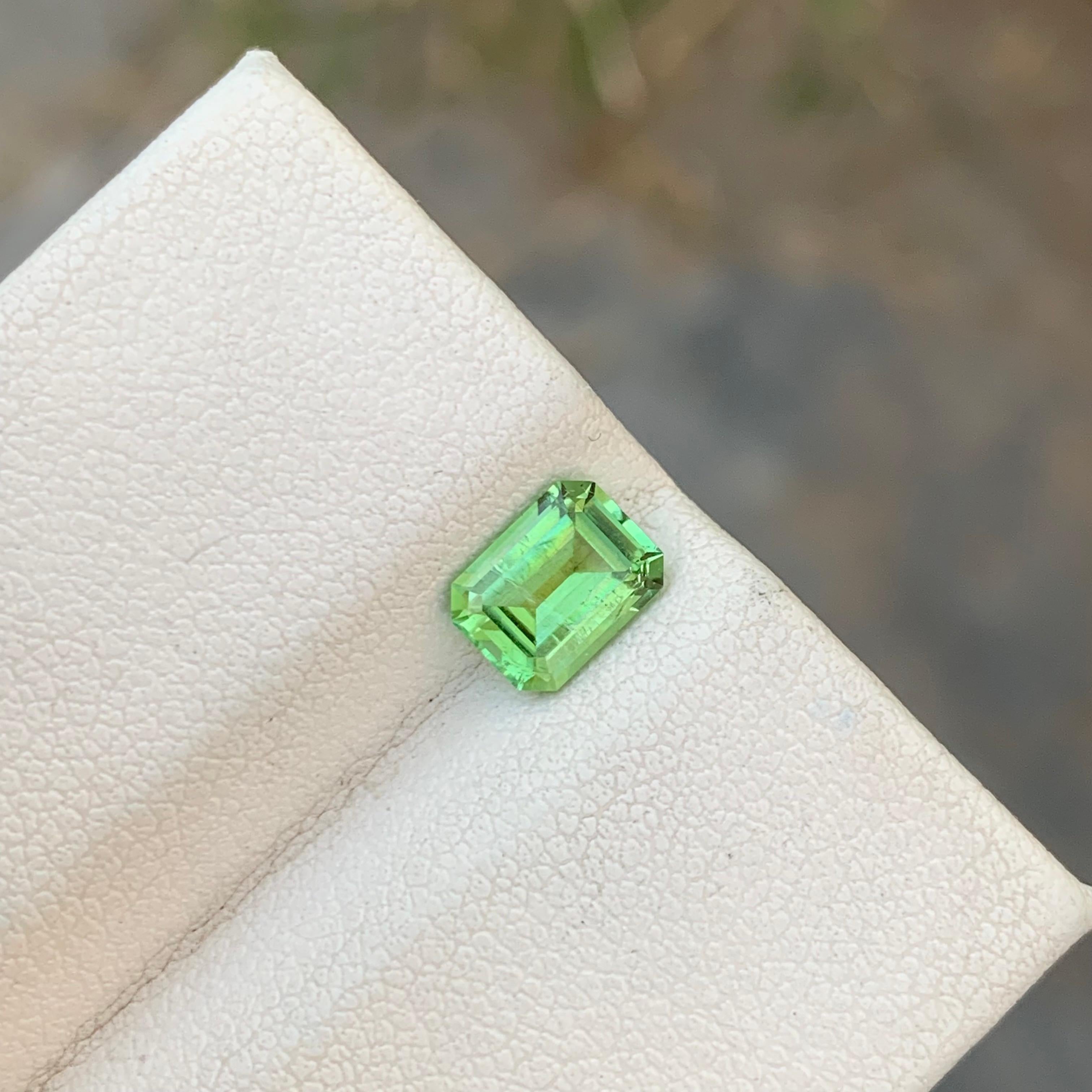 1.00 Carat Natural Loose Green Tourmaline Emerald Shape Gem For Jewellery Making In New Condition For Sale In Peshawar, PK