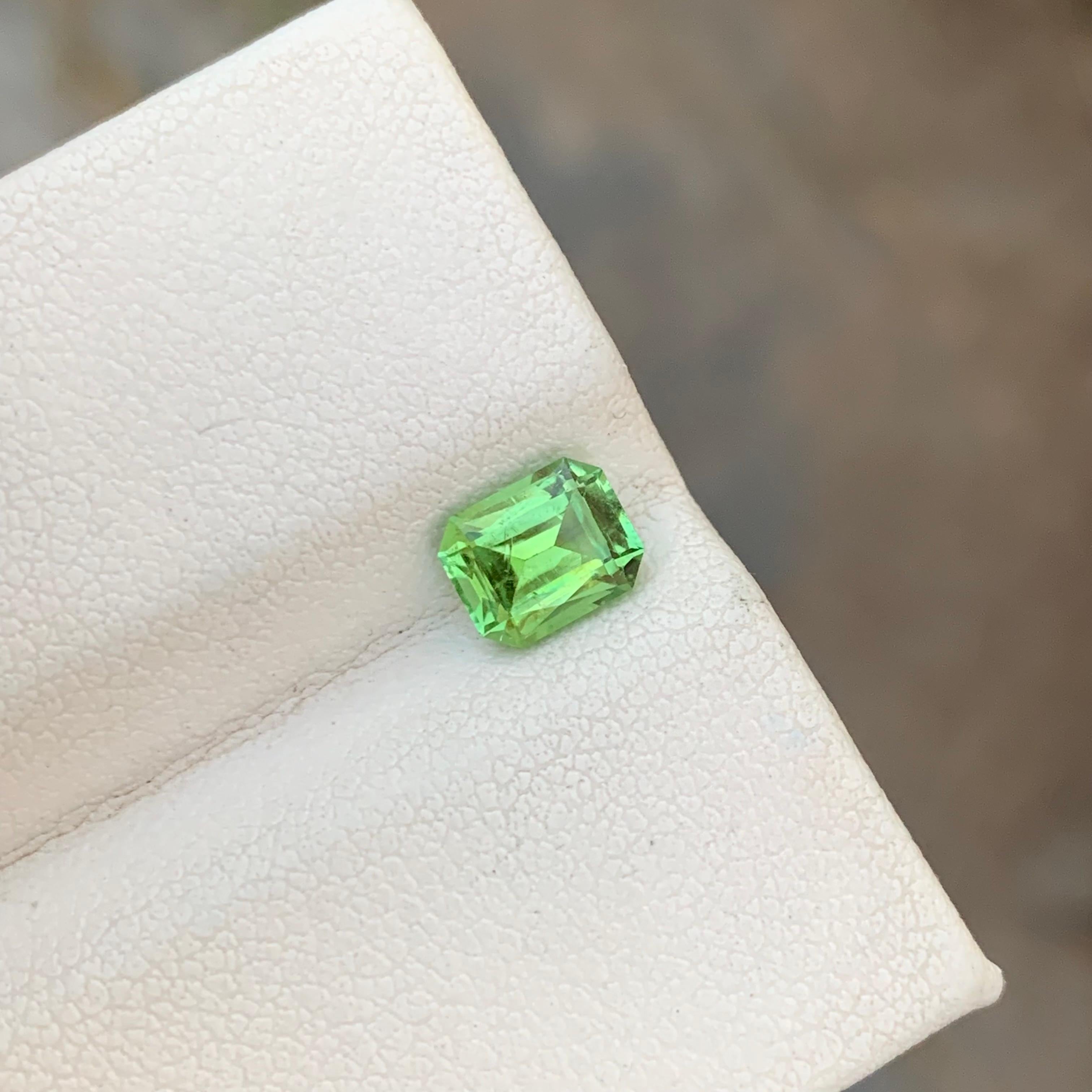 Tourmaline verte naturelle non sertie de 1,00 carat en forme d'émeraude pour la fabrication de bijoux Neuf - En vente à Peshawar, PK