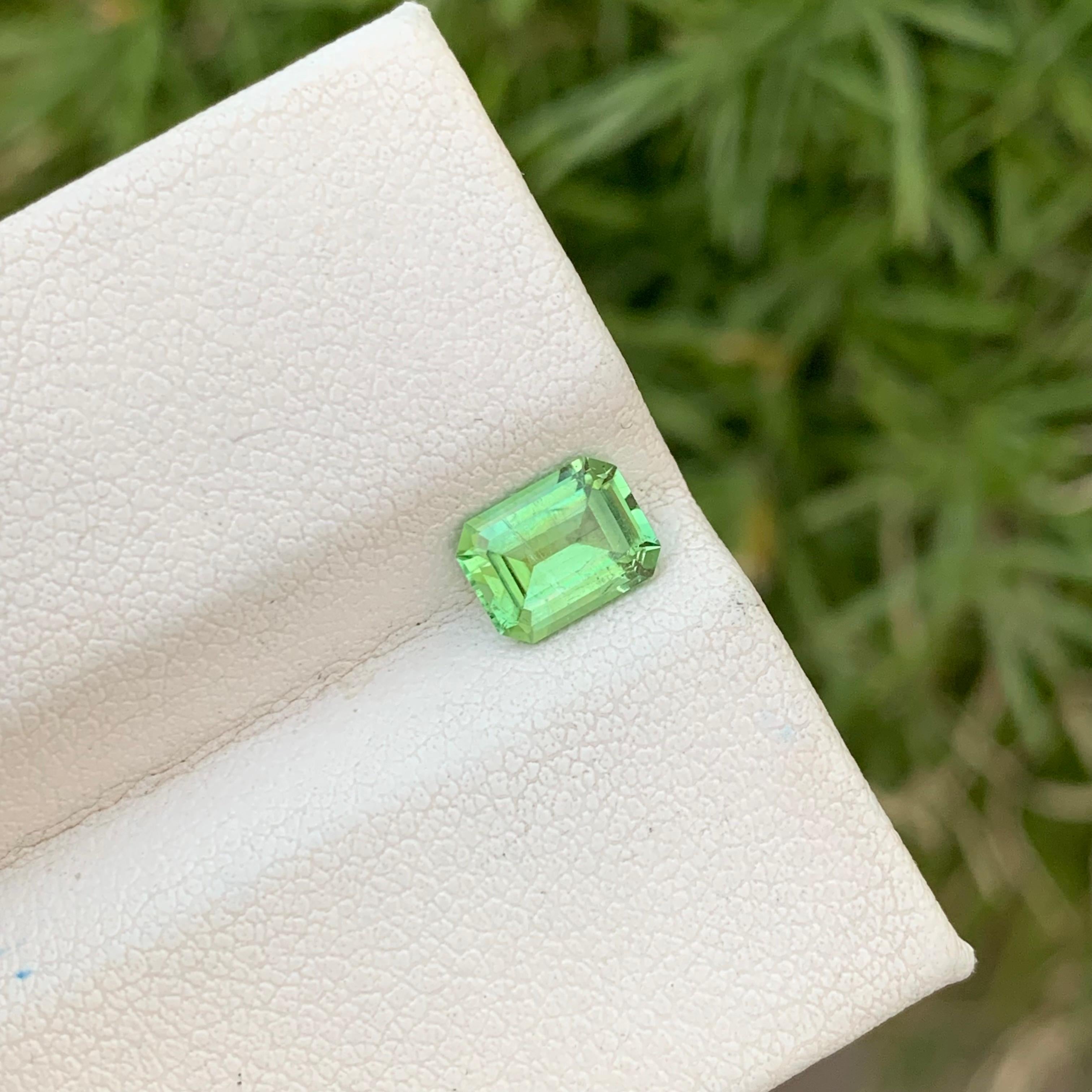 Tourmaline verte naturelle non sertie de 1,00 carat en forme d'émeraude pour la fabrication de bijoux en vente 1