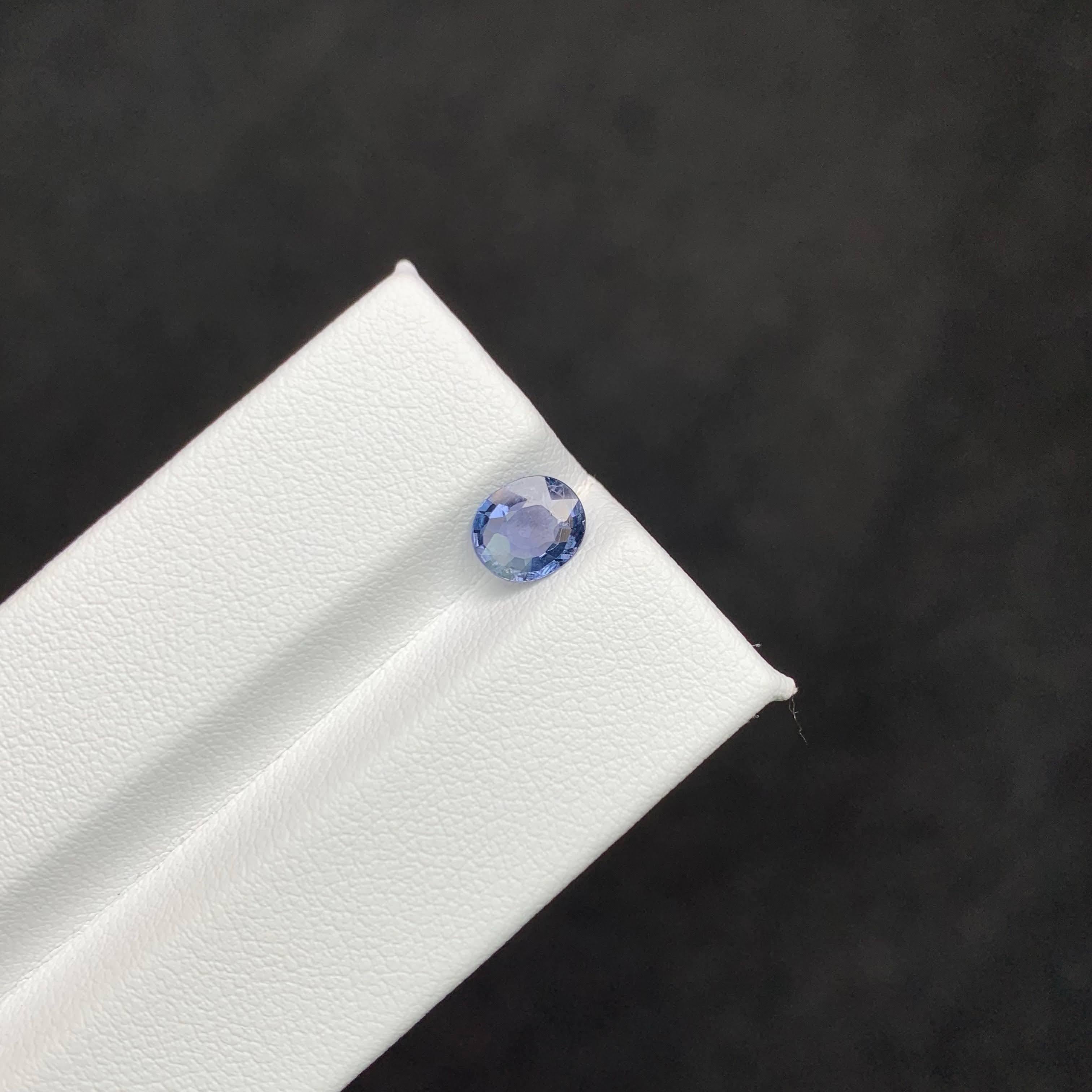 Women's or Men's 1.00 Carat Natural Loose Light Cornflower Blue Sapphire Oval Cut Sri Lankan Gem For Sale