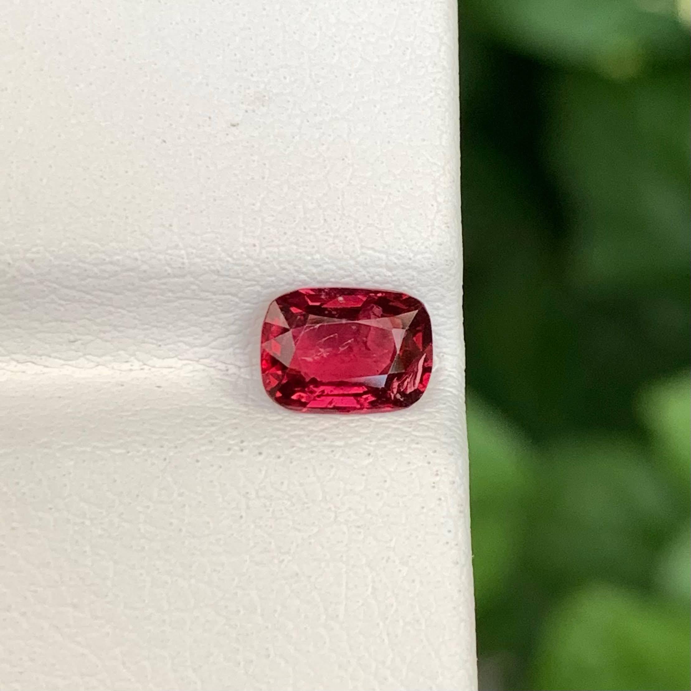Peso 1,00 quilate 
Dimensiones 6,9x5x2,9 mm
Tratamiento Ninguno
Origen Birmania
Claridad VVS
Forma Corte Cojín 
NA



Esta exquisita Espinela Roja natural de 1,00 quilates posee un tono rojo vivo y ardiente que rivaliza con los rubíes más finos. La