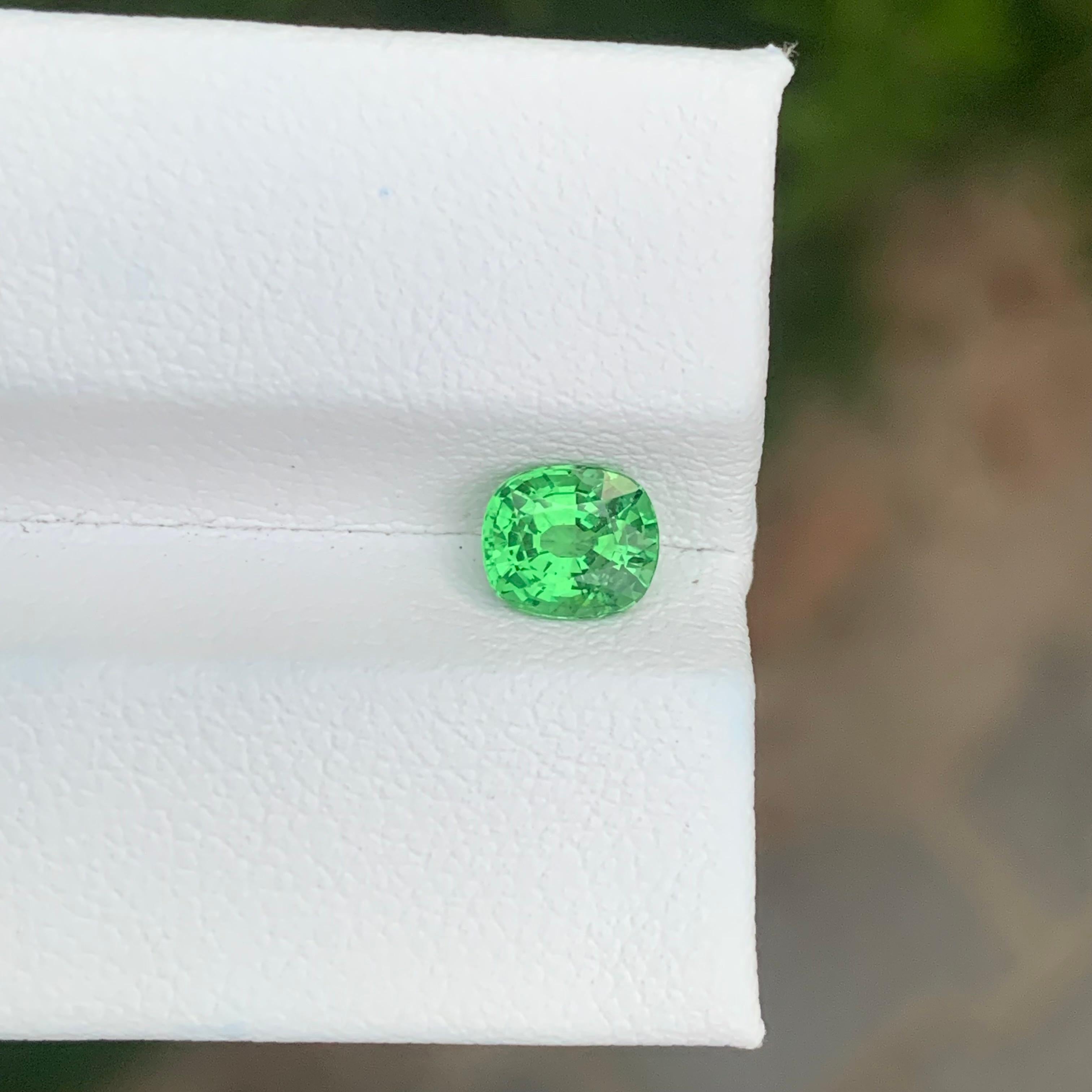 1.00 Carat Natural Loose Tsavorite Garnet Cushion Shape Gemstone In New Condition For Sale In Peshawar, PK