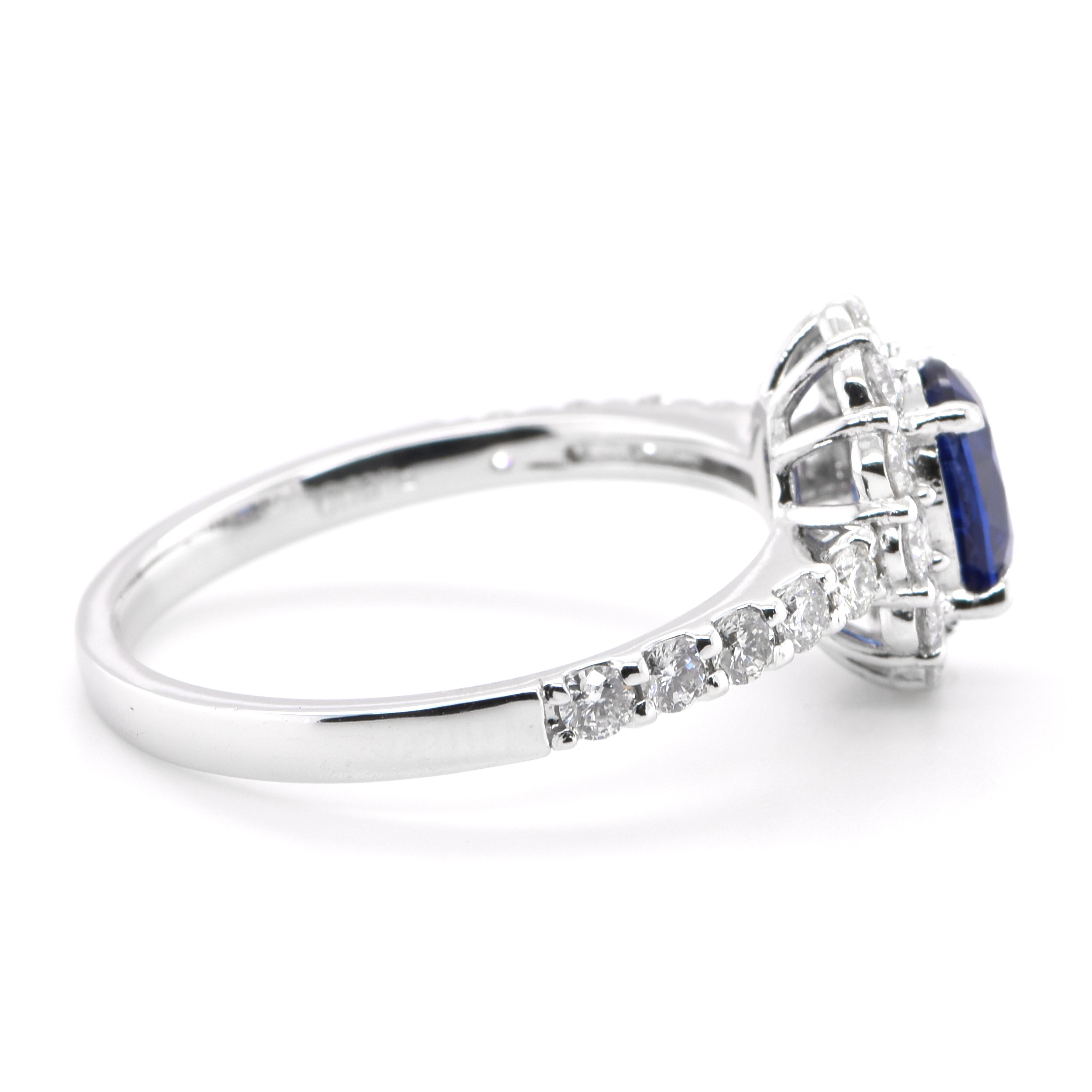 1.00 Carat Natural Sapphire and Diamond Halo Ring Set in Platinum In New Condition For Sale In Tokyo, JP