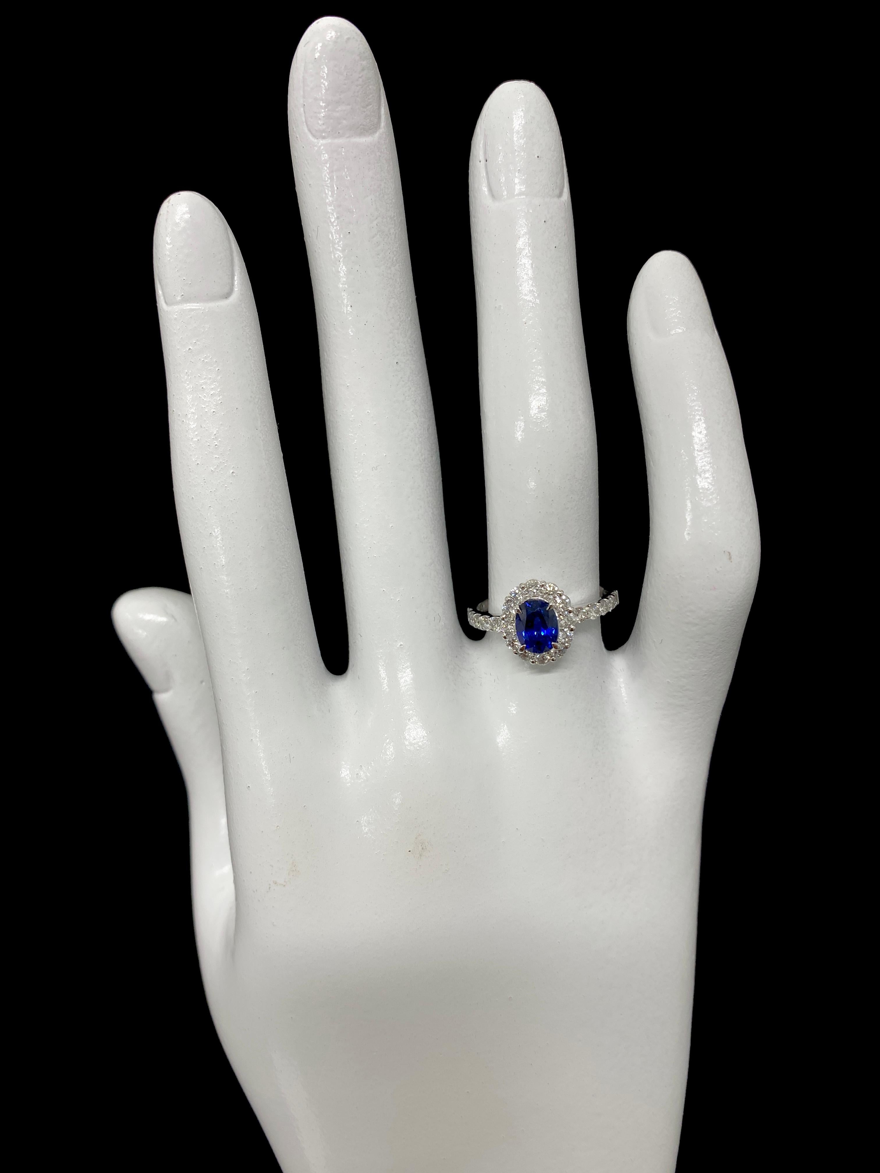1.00 Carat Natural Sapphire and Diamond Halo Ring Set in Platinum For Sale 1