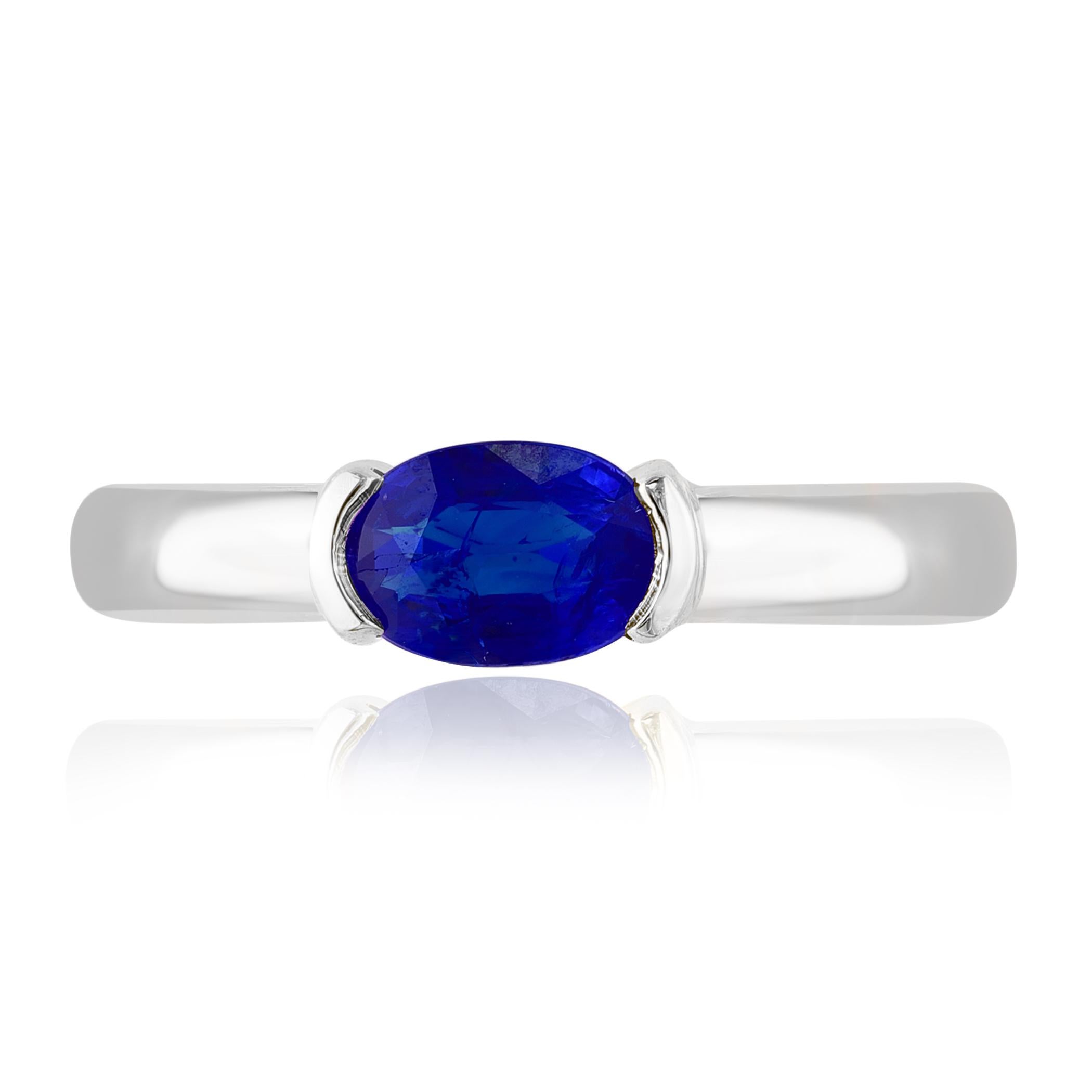 Moderne Bague  anneau en or blanc 14 carats avec saphir bleu taille ovale de 1,00 carat en vente