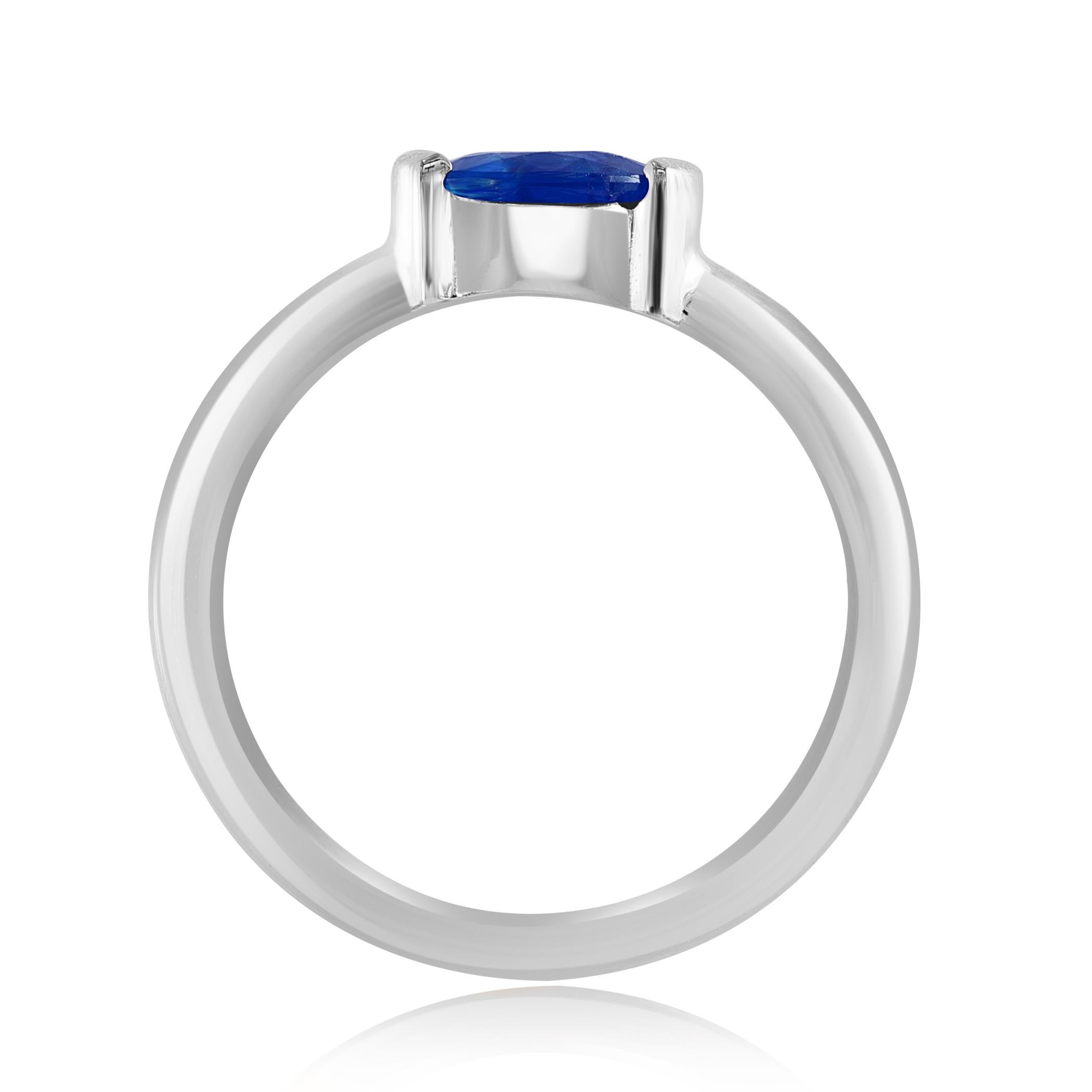Taille ovale Bague  anneau en or blanc 14 carats avec saphir bleu taille ovale de 1,00 carat en vente