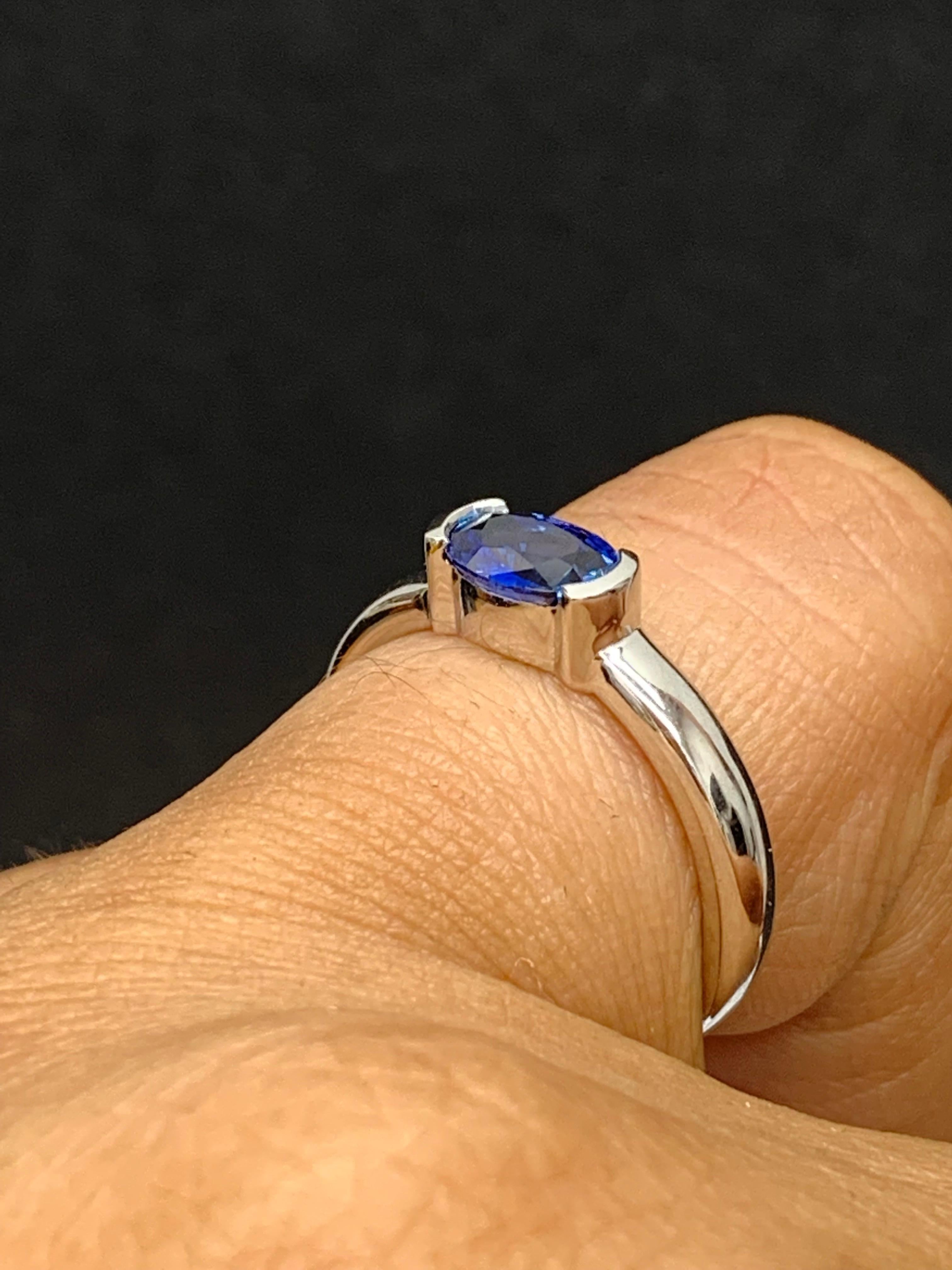 1.00 Carat Oval Cut Blue Sapphire Band Ring in 14K White Gold For Sale 2