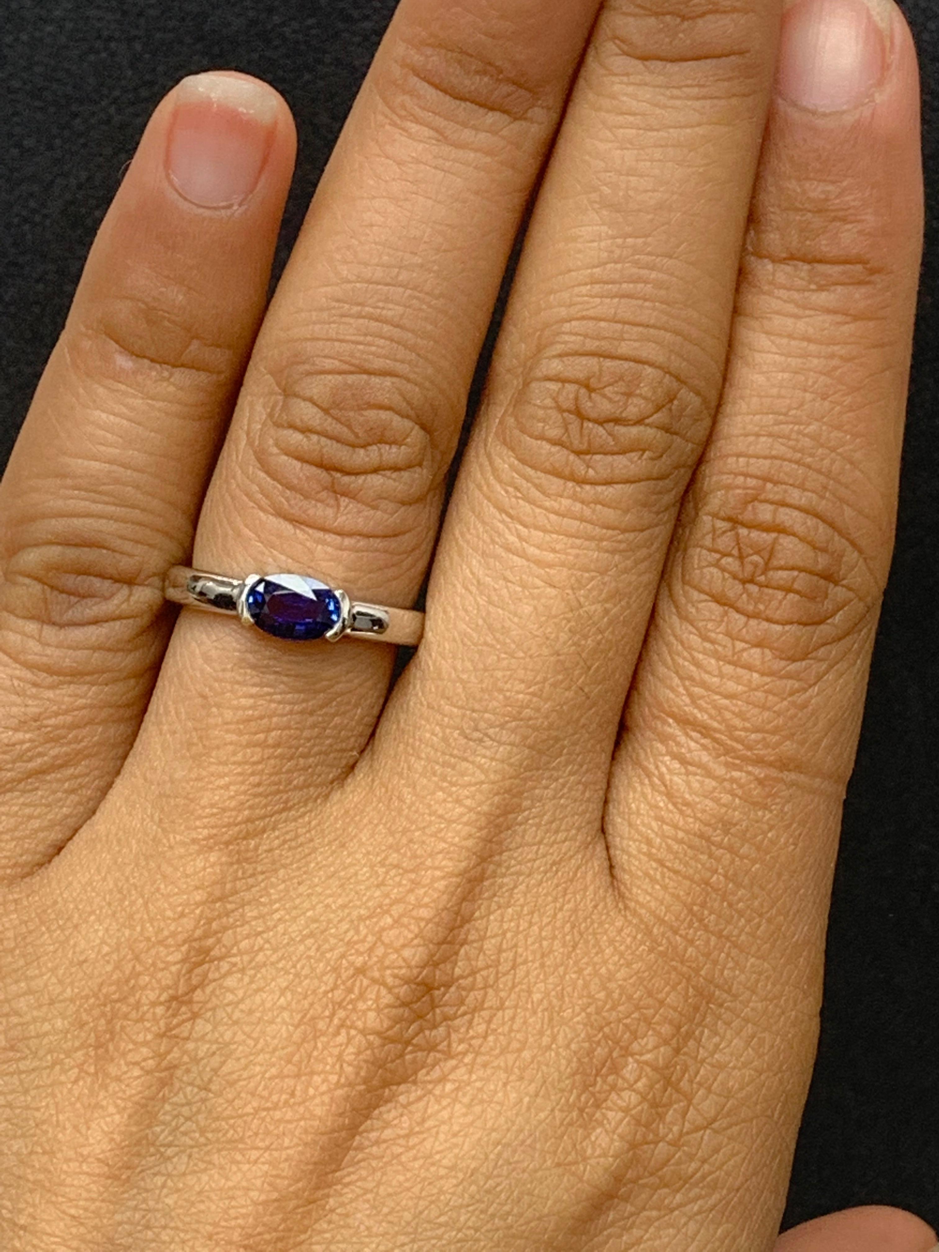 Bague  anneau en or blanc 14 carats avec saphir bleu taille ovale de 1,00 carat en vente 3