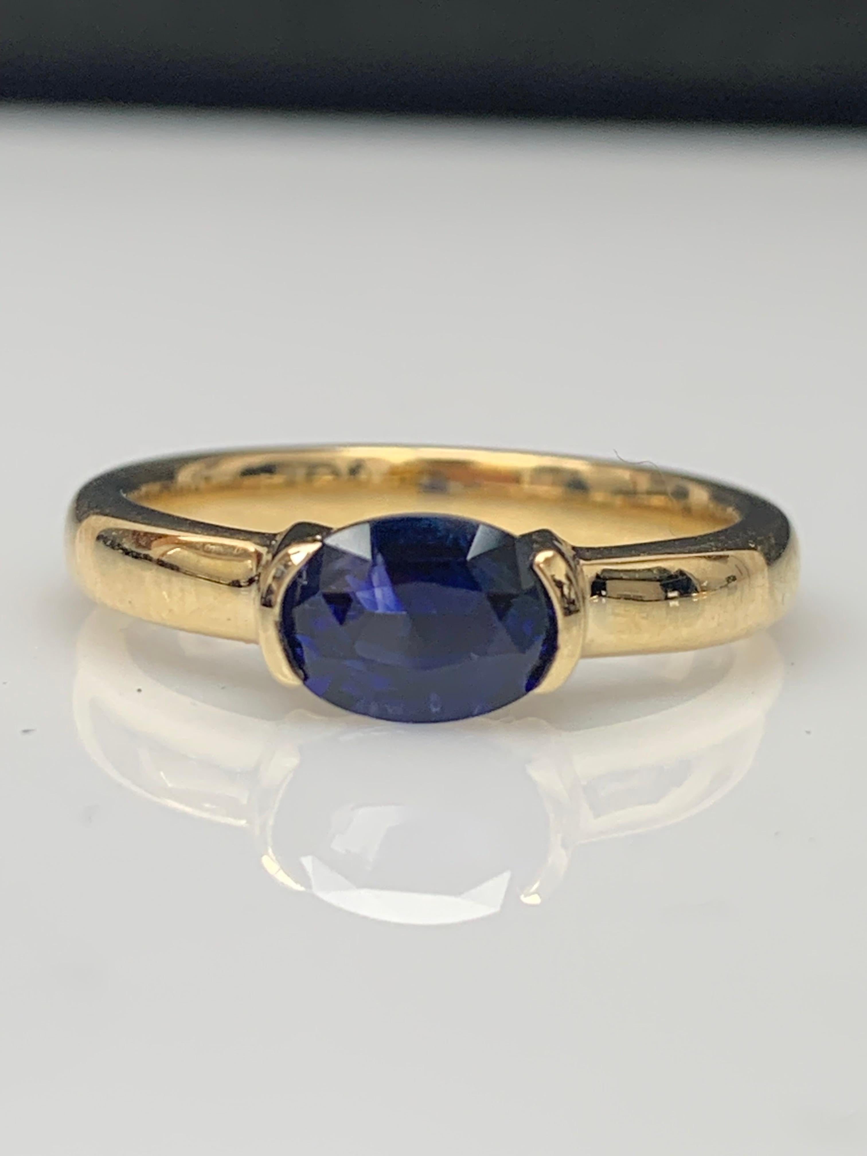 1.00 Carat Oval Cut Blue Sapphire Band Ring in 14K Yellow Gold For Sale 2