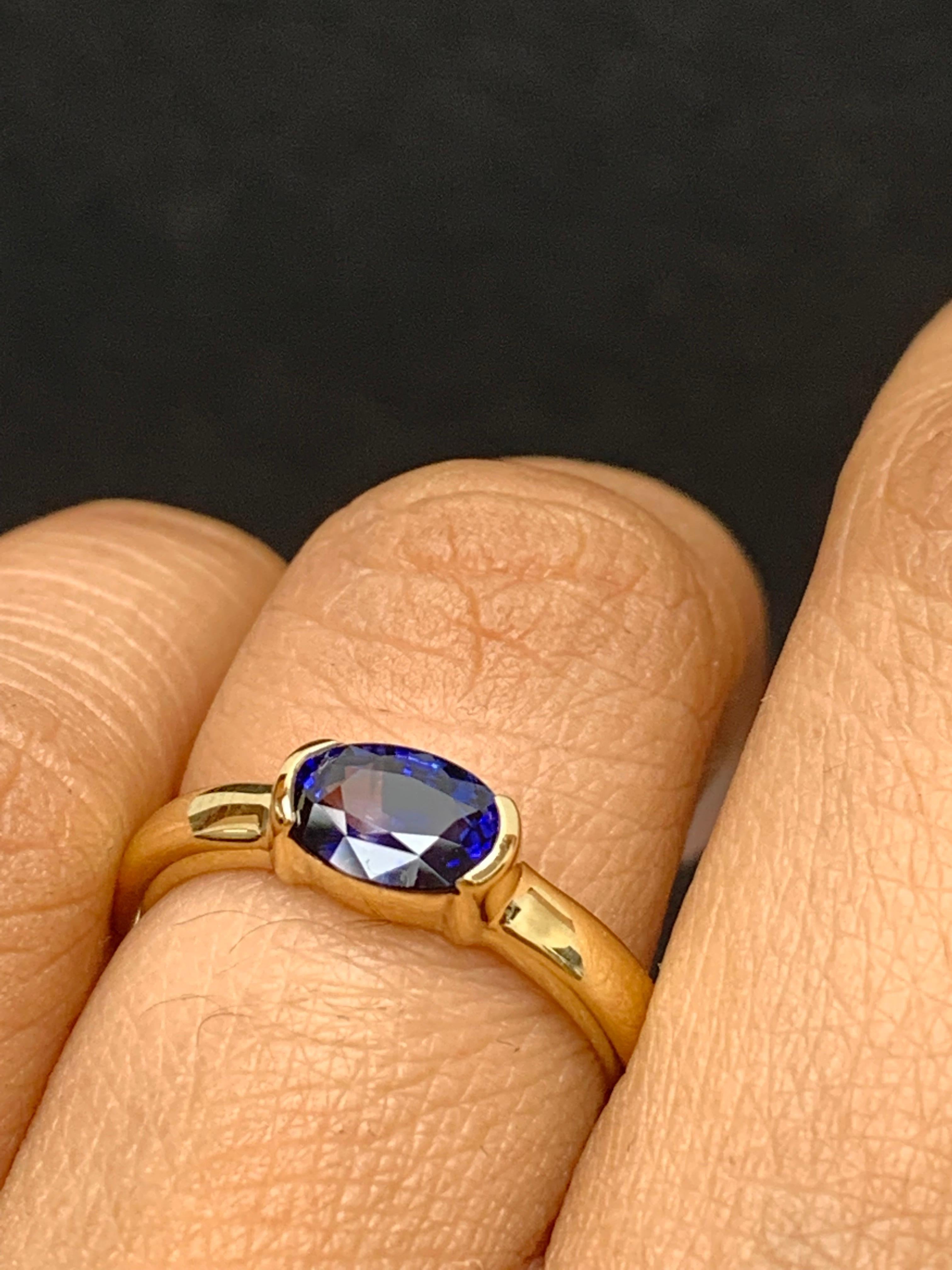 Modern 1.00 Carat Oval Cut Blue Sapphire Band Ring in 14K Yellow Gold For Sale