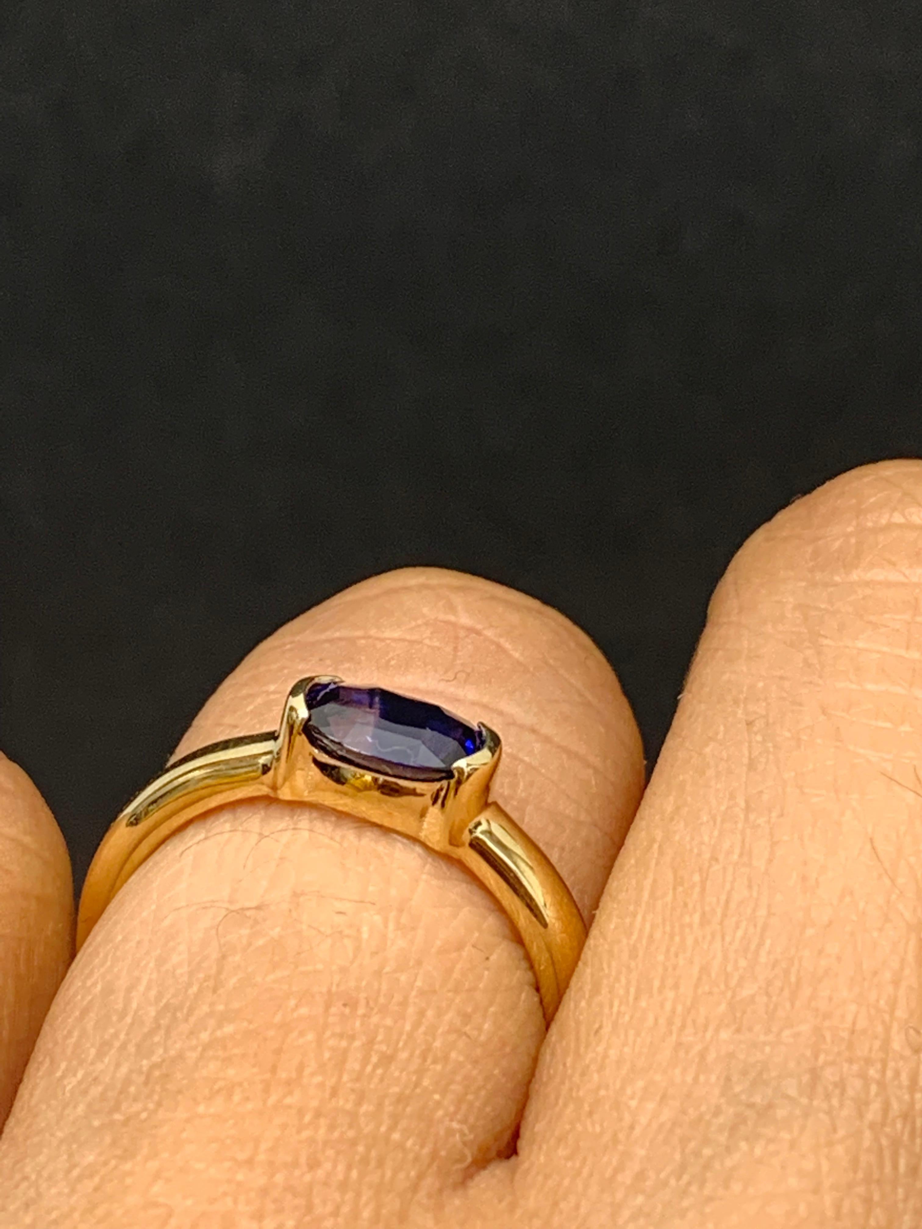 1.00 Carat Oval Cut Blue Sapphire Band Ring in 14K Yellow Gold In New Condition For Sale In NEW YORK, NY