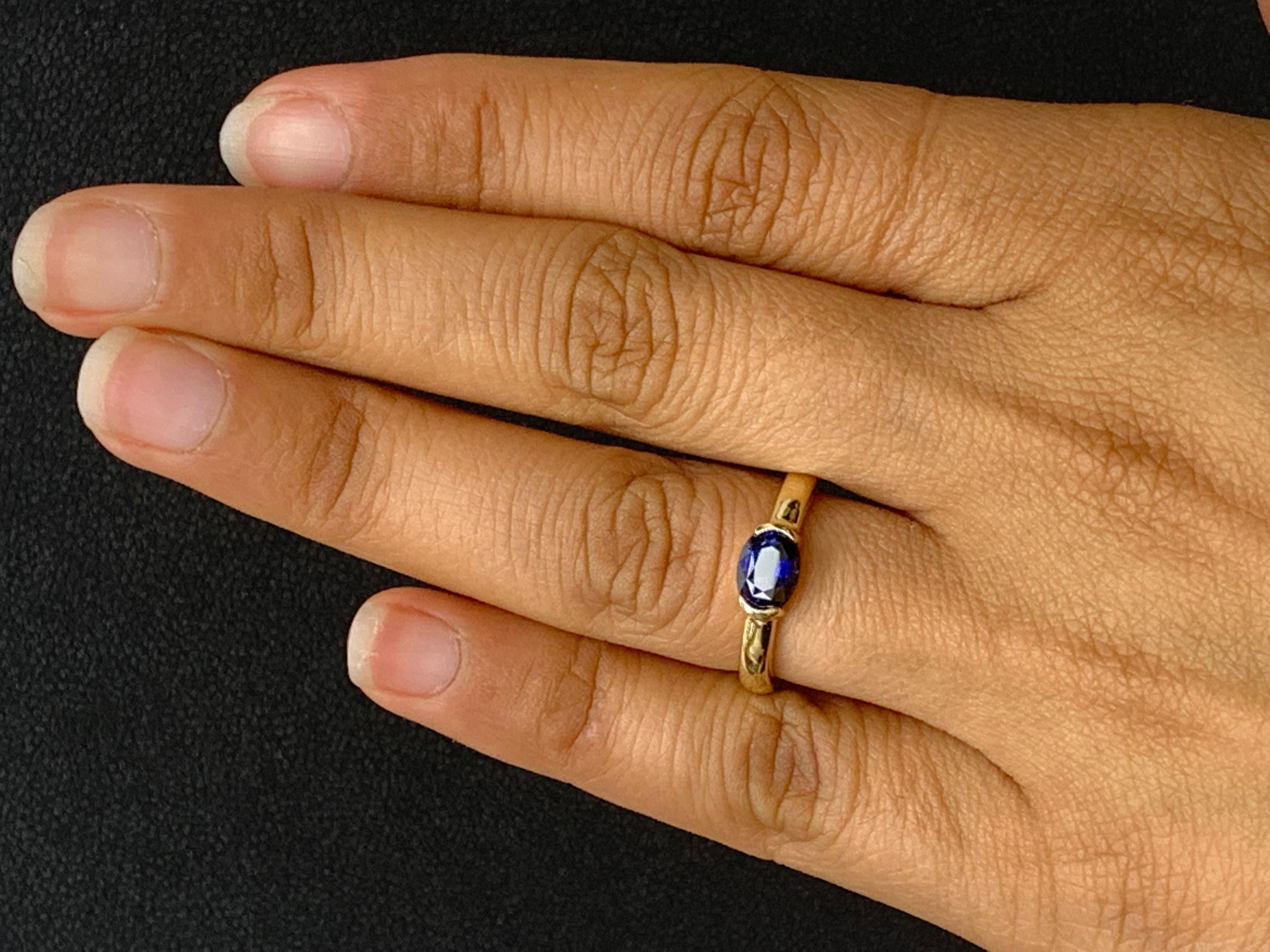 1.00 Carat Oval Cut Blue Sapphire Band Ring in 14K Yellow Gold For Sale 1