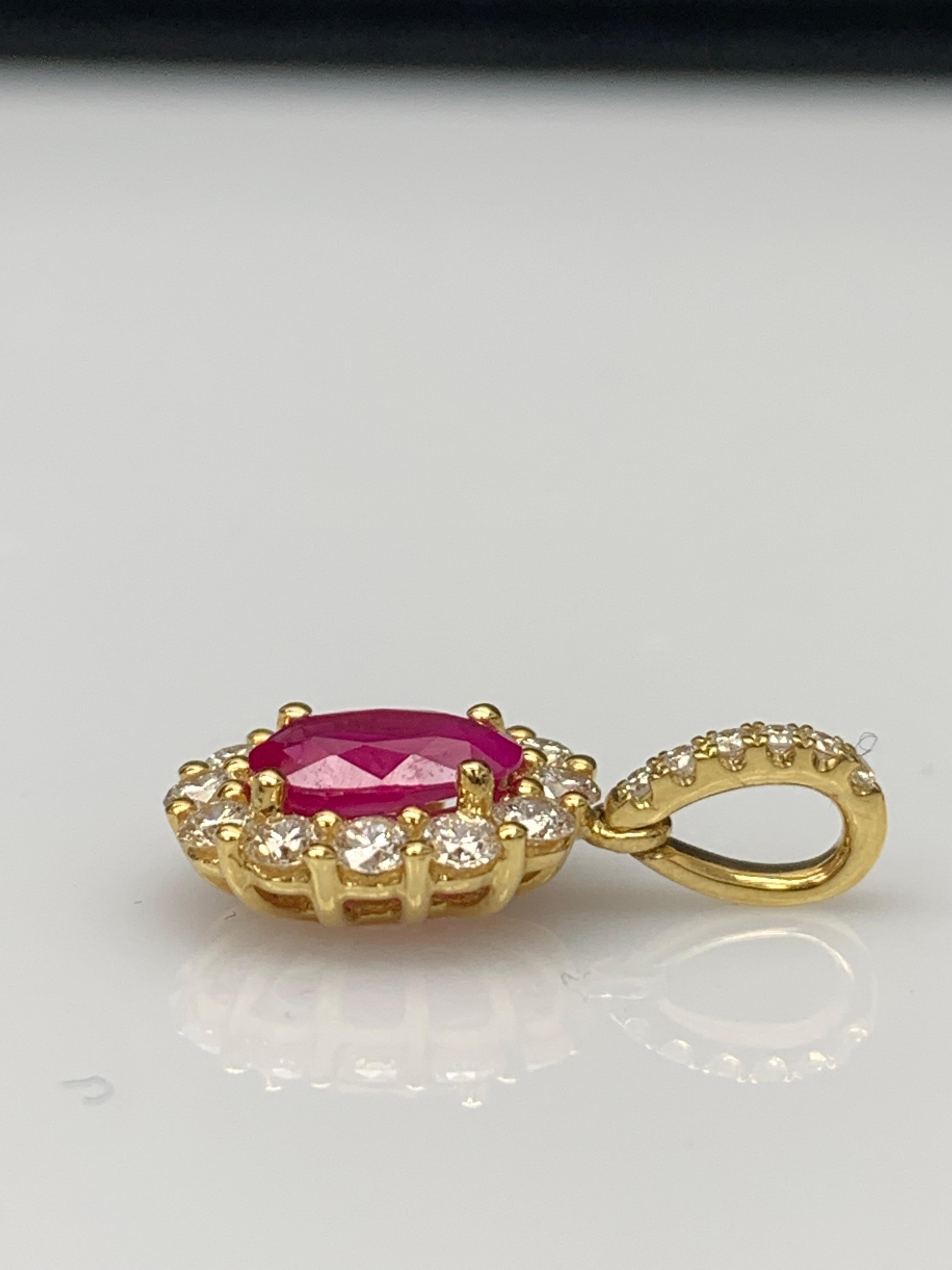Halskette mit Halo-Anhänger aus 18 Karat Gelbgold mit 1,00 Karat Rubin im Ovalschliff und Diamant 1