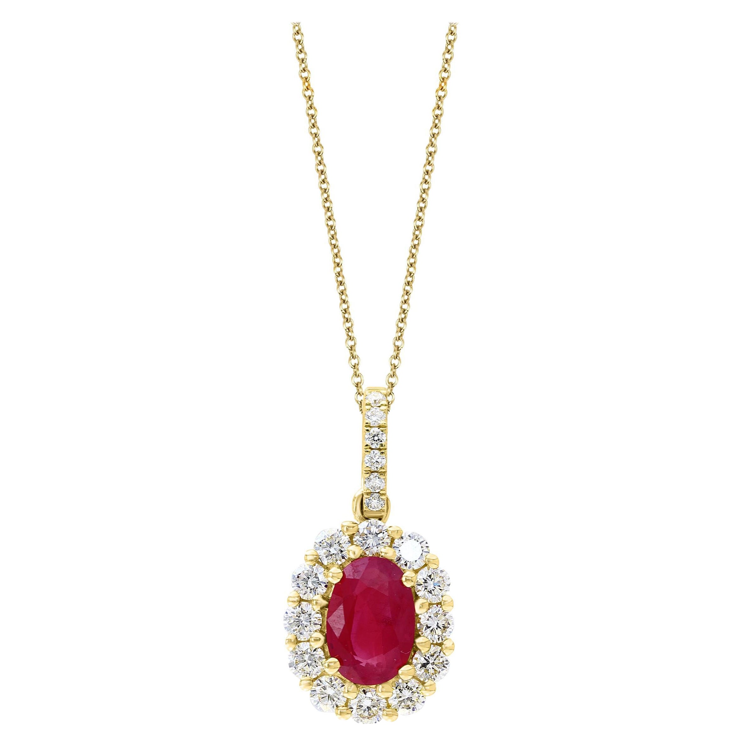 1,00 Karat Ovalschliff Rubin und Diamant Halo-Anhänger Halskette in 18K Gelbgold im Angebot