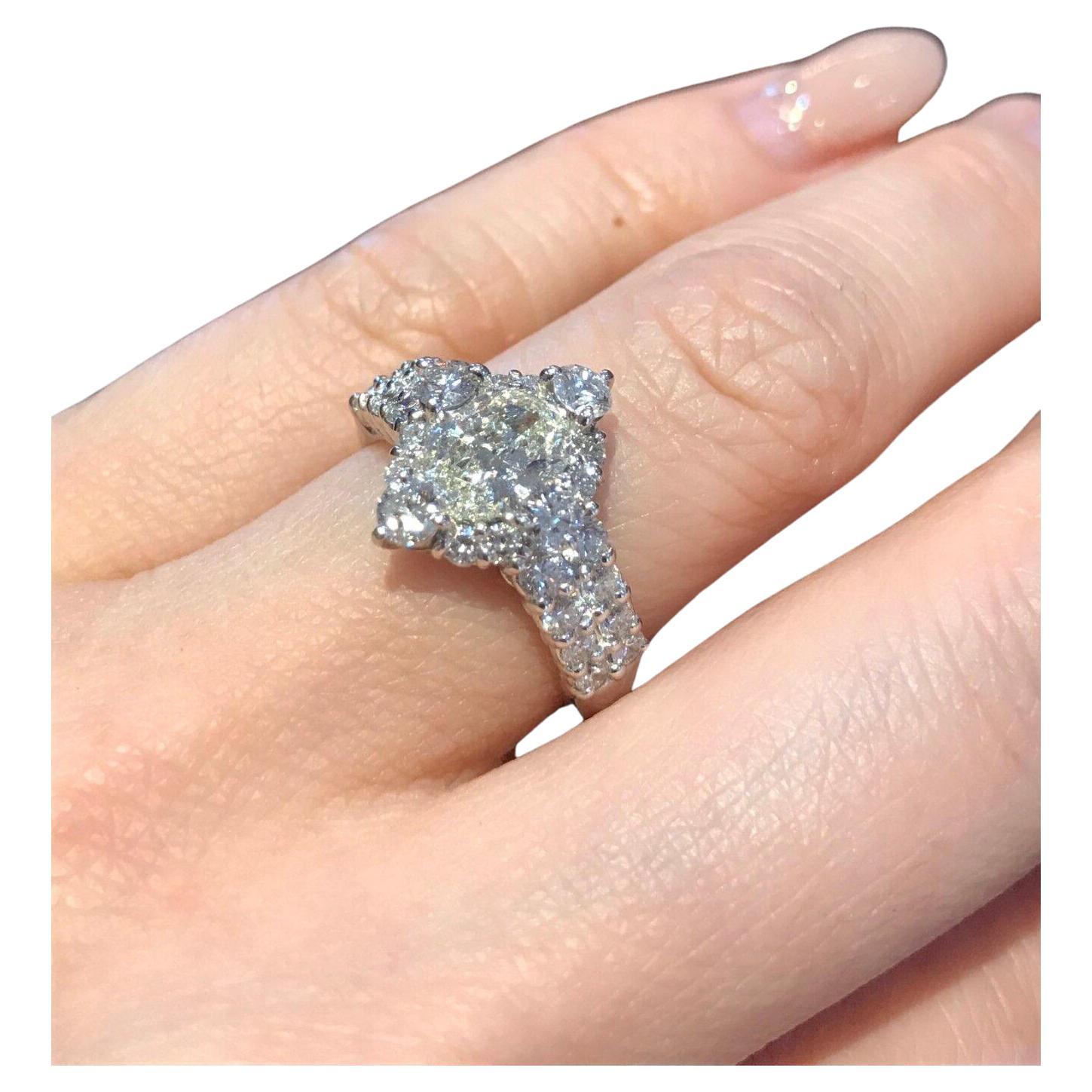 1.00 carat Oval Shaped Diamond in Round Diamond Halo Platinum Ring For Sale