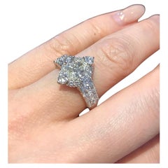 Bague en platine avec un diamant ovale de 1,00 carat dans un halo de diamants ronds