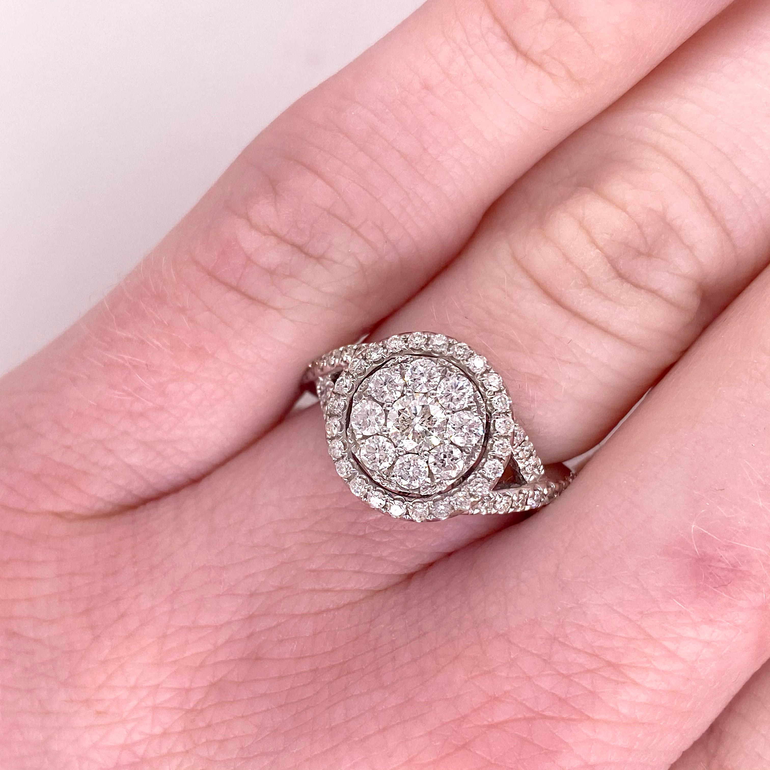 Une belle bague de fiançailles en diamant pavé de 1 carat. Cette magnifique bague de fiançailles en diamant a un poids total de diamants de 1,06 carats. Avec un centre en diamant pavé encadré par un halo en diamant. L'anneau de cette bague est un