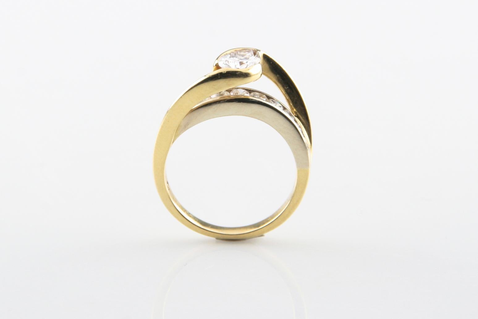 Pear Cut 1.00 Carat Pear Shape Diamond 18 Karat Yellow Gold Engagement Ring For Sale