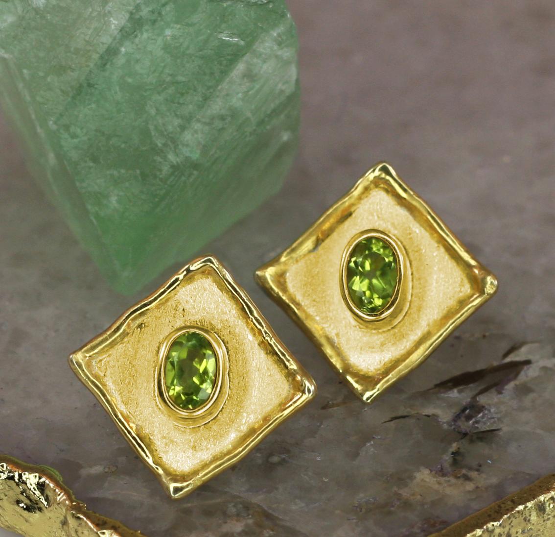 Contemporary 1.00 Carat Peridot Earrings in 18 Karat Gold