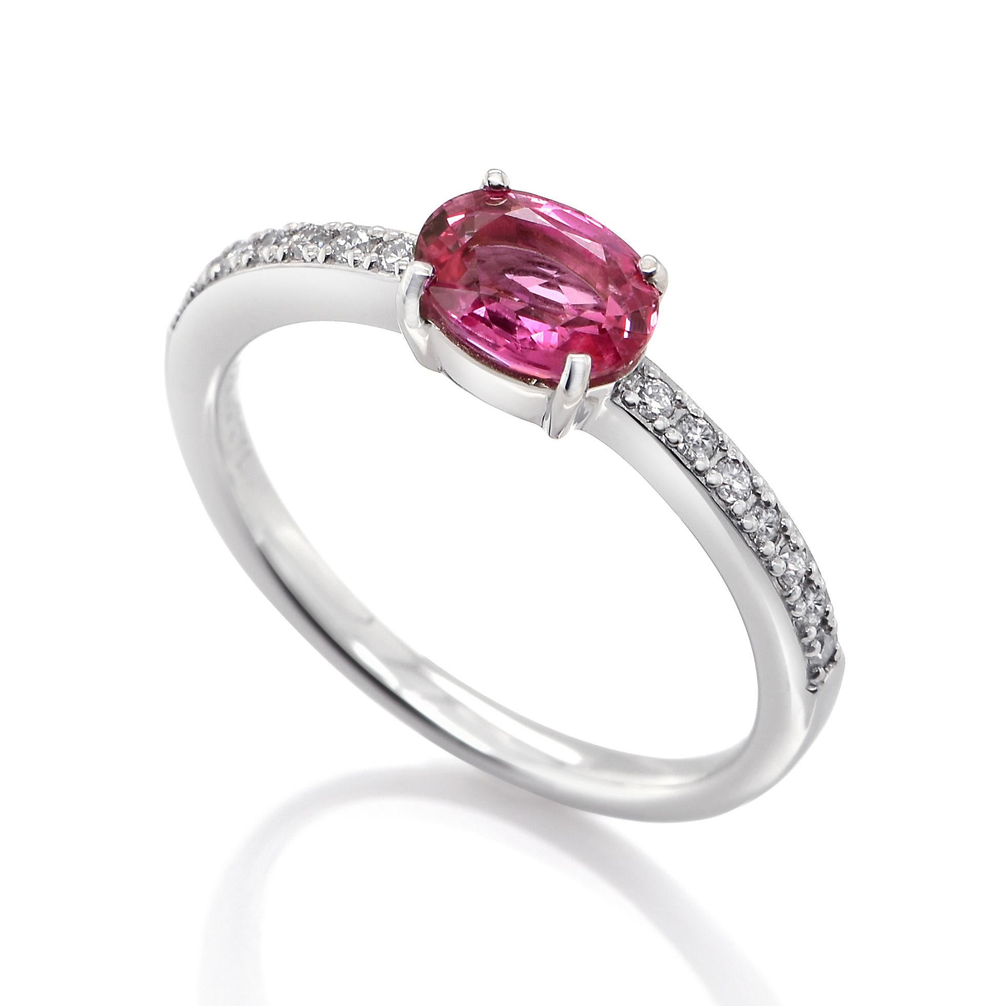 Un bellissimo anello con zaffiro rosa naturale da 1,00 carati e accenti di diamante da 0,14 carati incastonati in Nature. Gli zaffiri hanno una durata straordinaria: eccellono per durezza, resistenza e durata, rendendoli molto popolari in