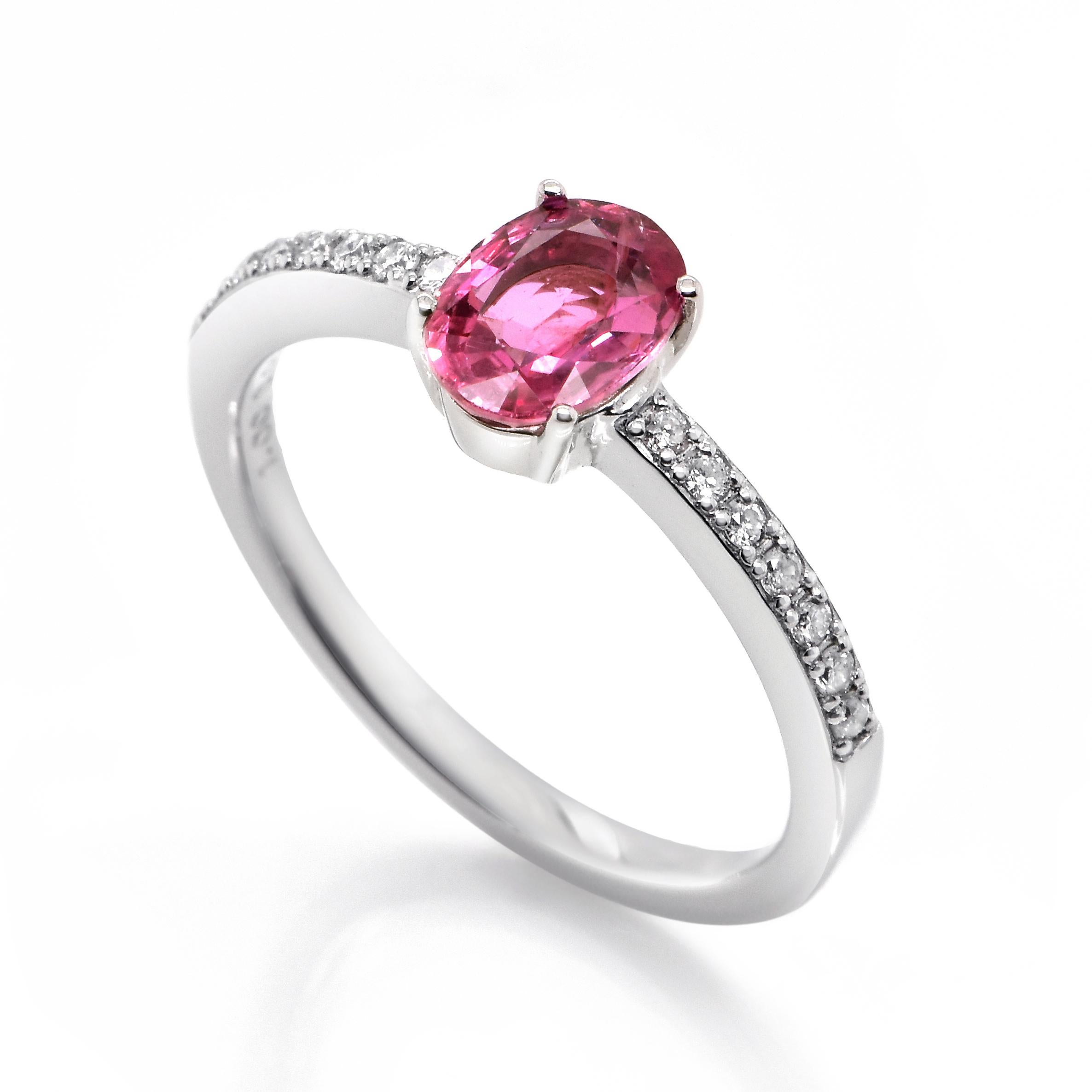 Un bellissimo anello con zaffiro rosa naturale da 1,00 carati e accenti di diamante da 0,14 carati incastonati in Nature. Gli zaffiri hanno una durata straordinaria: eccellono per durezza, resistenza e durata, rendendoli molto popolari in