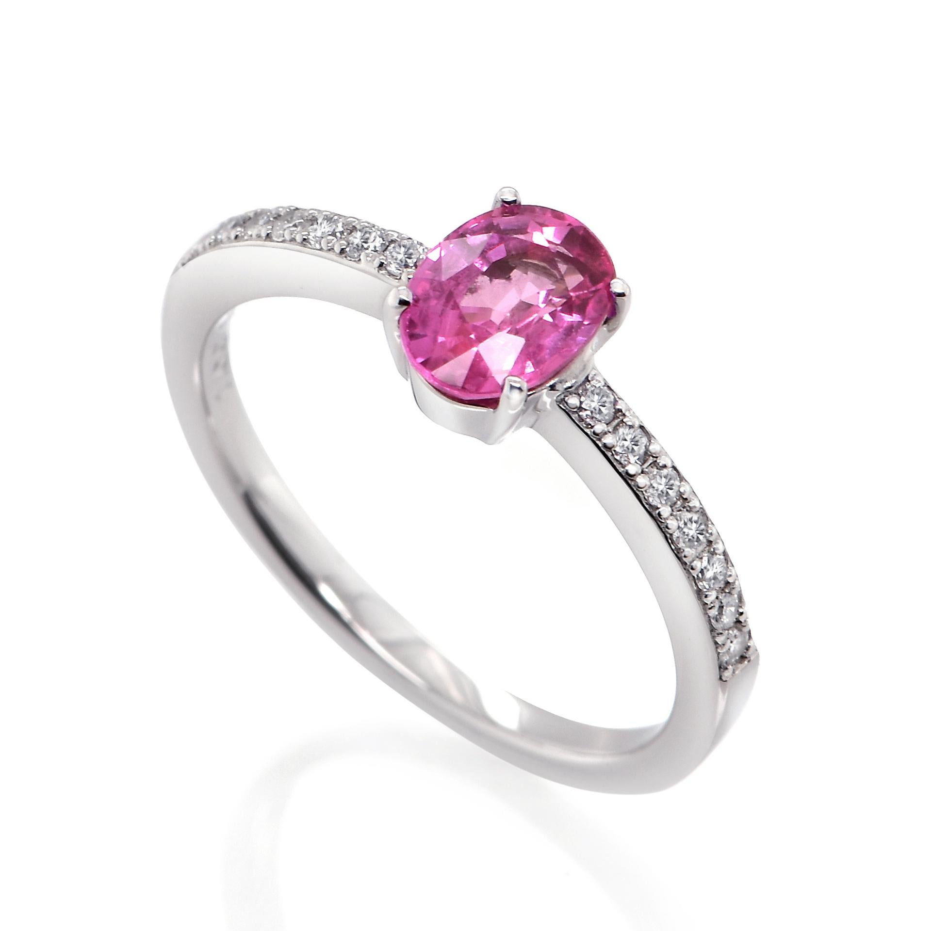 Un bellissimo anello con zaffiro rosa naturale da 1,00 carati e accenti di diamante da 0,14 carati incastonati in Nature. Gli zaffiri hanno una durata straordinaria: eccellono per durezza, resistenza e durata, rendendoli molto popolari in
