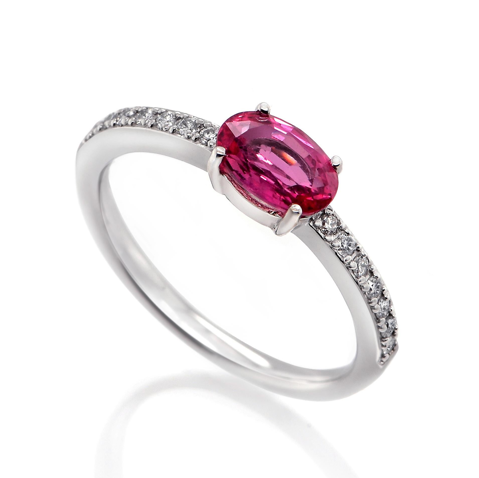 Un bellissimo anello con zaffiro rosa naturale da 1,00 carati e accenti di diamante da 0,14 carati incastonati in Nature. Gli zaffiri hanno una durata straordinaria: eccellono per durezza, resistenza e durata, rendendoli molto popolari in
