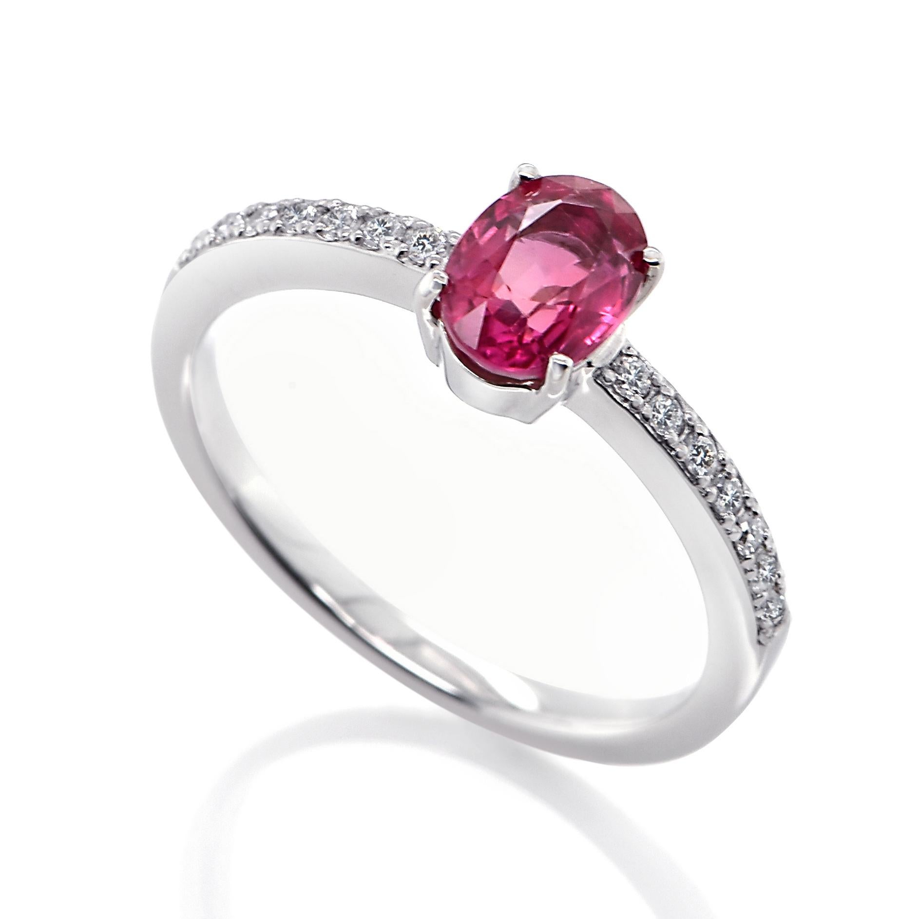 Un bellissimo anello con zaffiro rosa naturale da 1,00 carati e accenti di diamante da 0,14 carati incastonati in Nature. Gli zaffiri hanno una durata straordinaria: eccellono per durezza, resistenza e durata, rendendoli molto popolari in