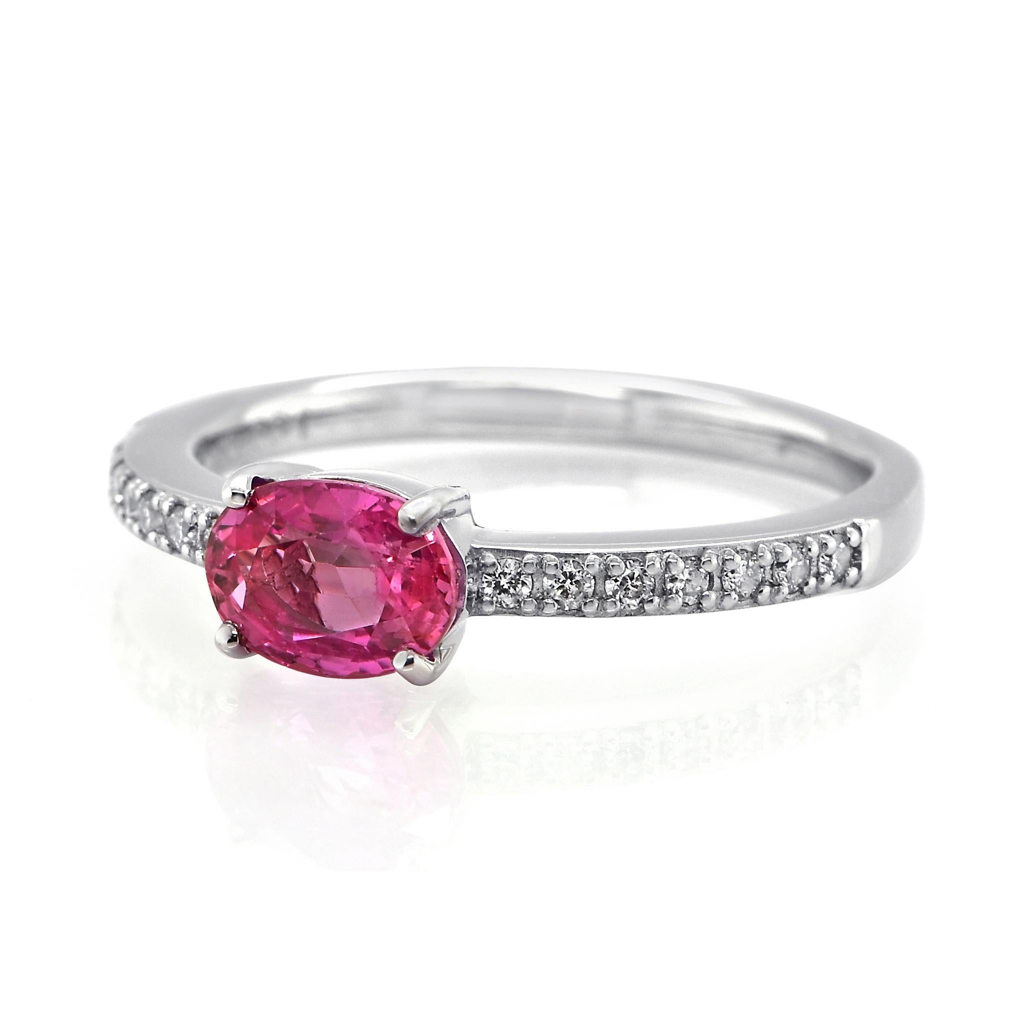 Moderno Anello con zaffiro rosa e diamanti da 1,00 carati in platino in vendita