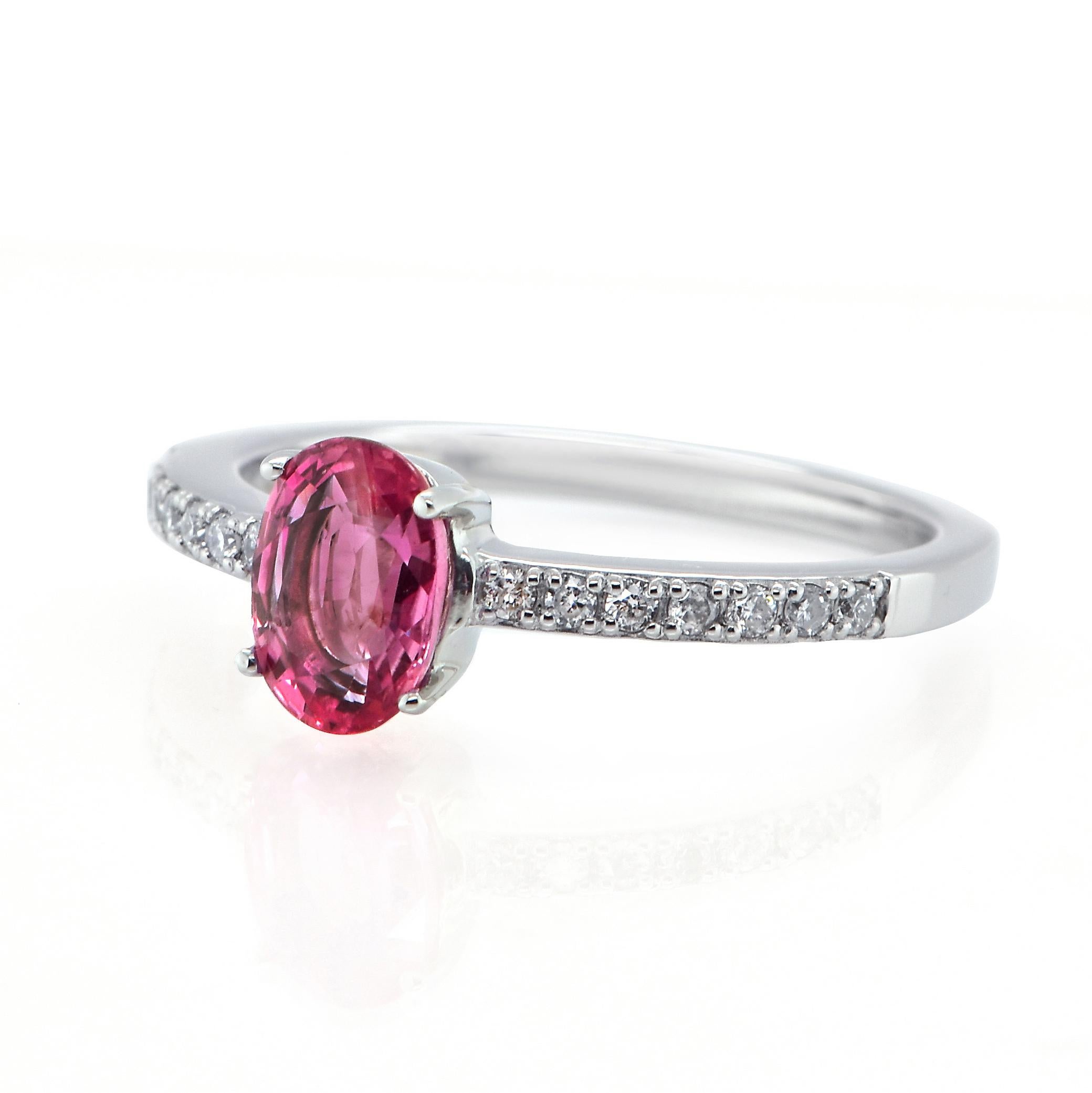 Moderno Anello con zaffiro rosa e diamanti da 1,00 carati in platino in vendita
