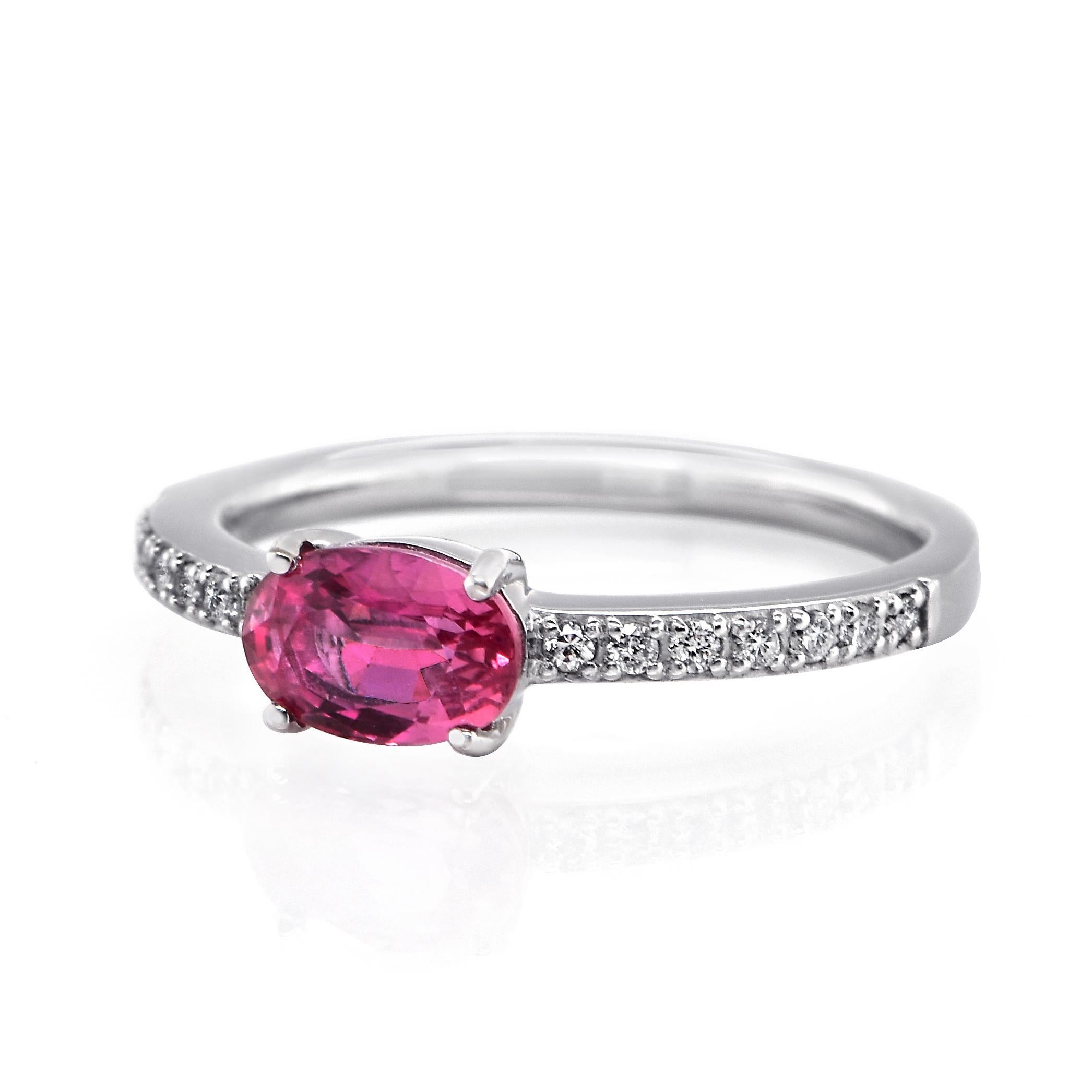 Moderno Anello con zaffiro rosa e diamanti da 1,00 carati in platino in vendita