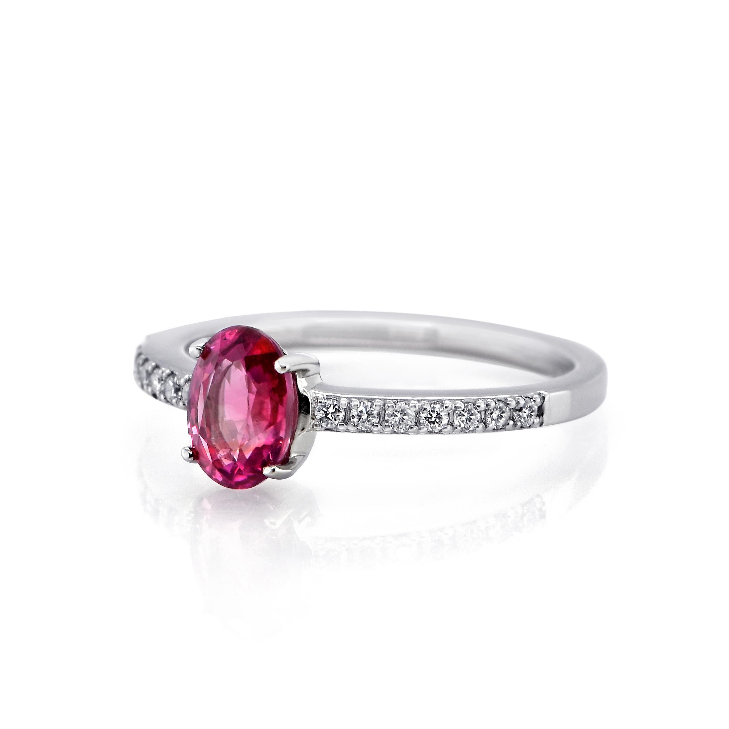 Moderno Anello con zaffiro rosa e diamanti da 1,00 carati in platino in vendita
