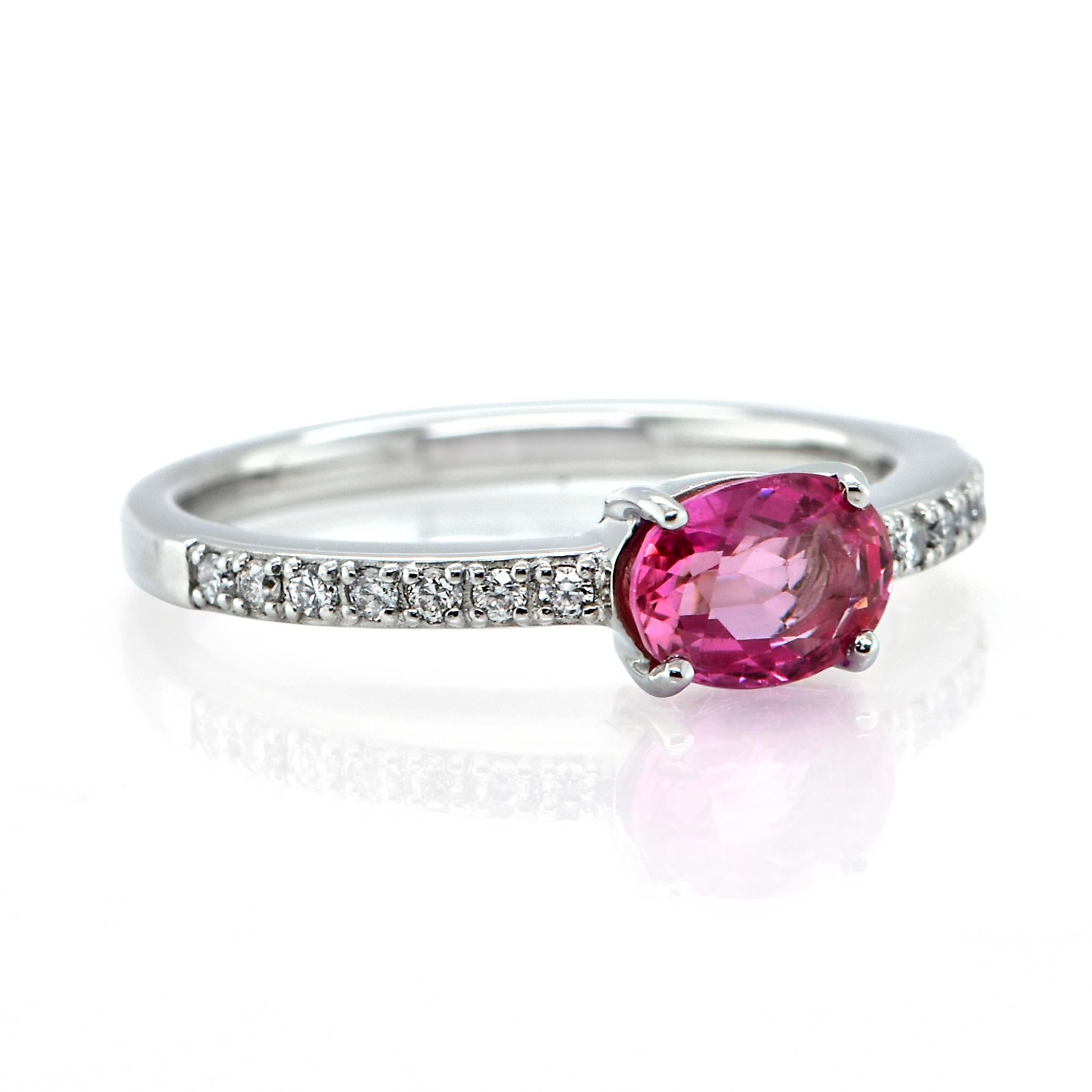 Taglio ovale Anello con zaffiro rosa e diamanti da 1,00 carati in platino in vendita