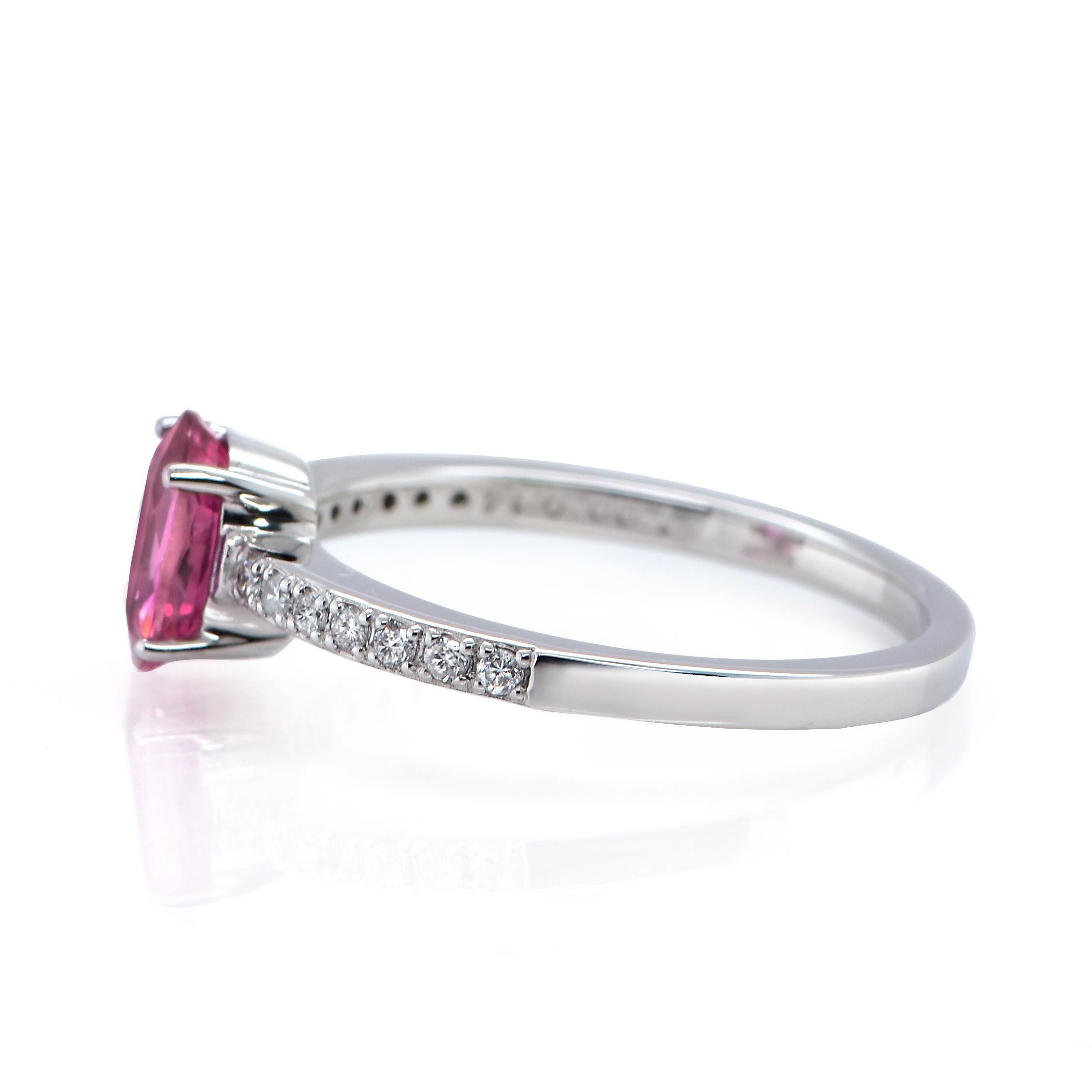 Taglio ovale Anello con zaffiro rosa e diamanti da 1,00 carati in platino in vendita